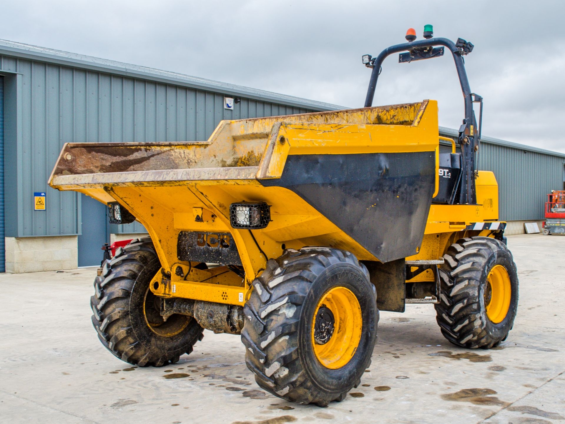 JCB 9FT 9 tonne straight skip dumper  Year: 2018 S/N: 2780155 Recorded Hours: 2269 c/w camera system