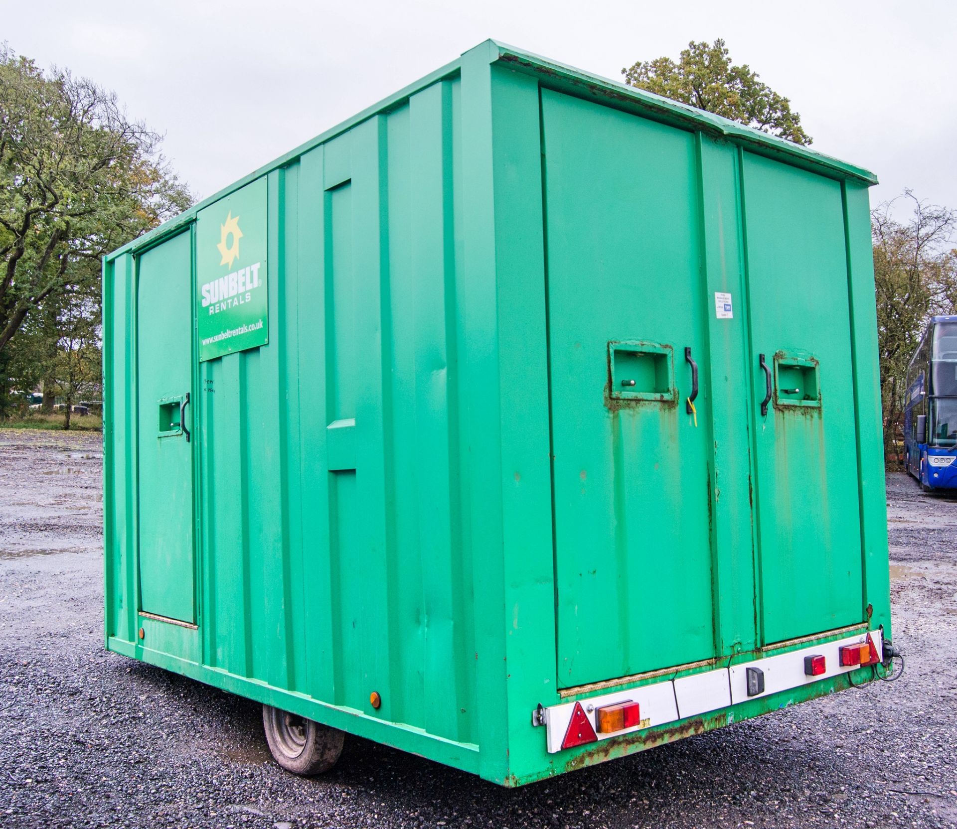 12ft x 8ft steel anti vandal fast tow mobile welfare site unit Comprising of: Canteen area, toilet & - Image 4 of 10