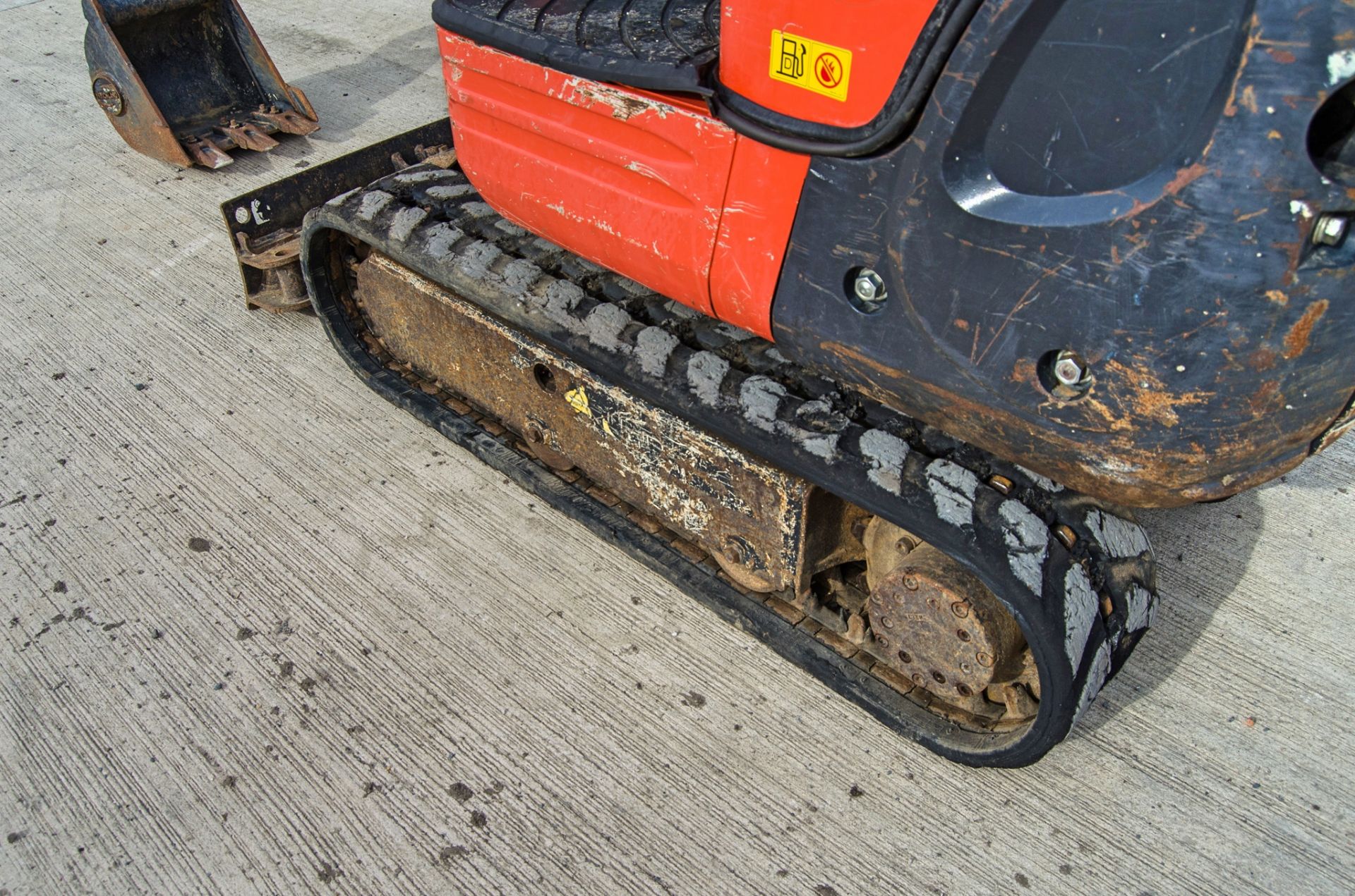 Kubota K008-3 0.8 tonne rubber tracked micro excavator Year: 2018 S/N: 31342 Recorded Hours: 1069 - Image 11 of 26