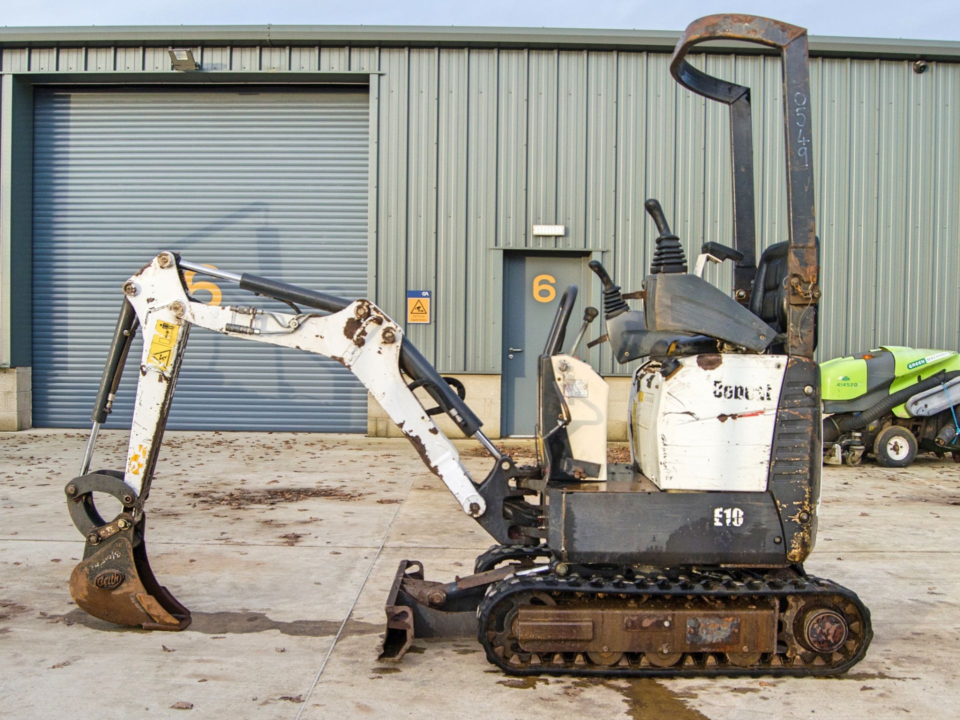 Bobcat E10 1 tonne rubber tracked mini excavator Year: 2016 S/N: P14581 Recorded Hours: 2429 - Image 7 of 26