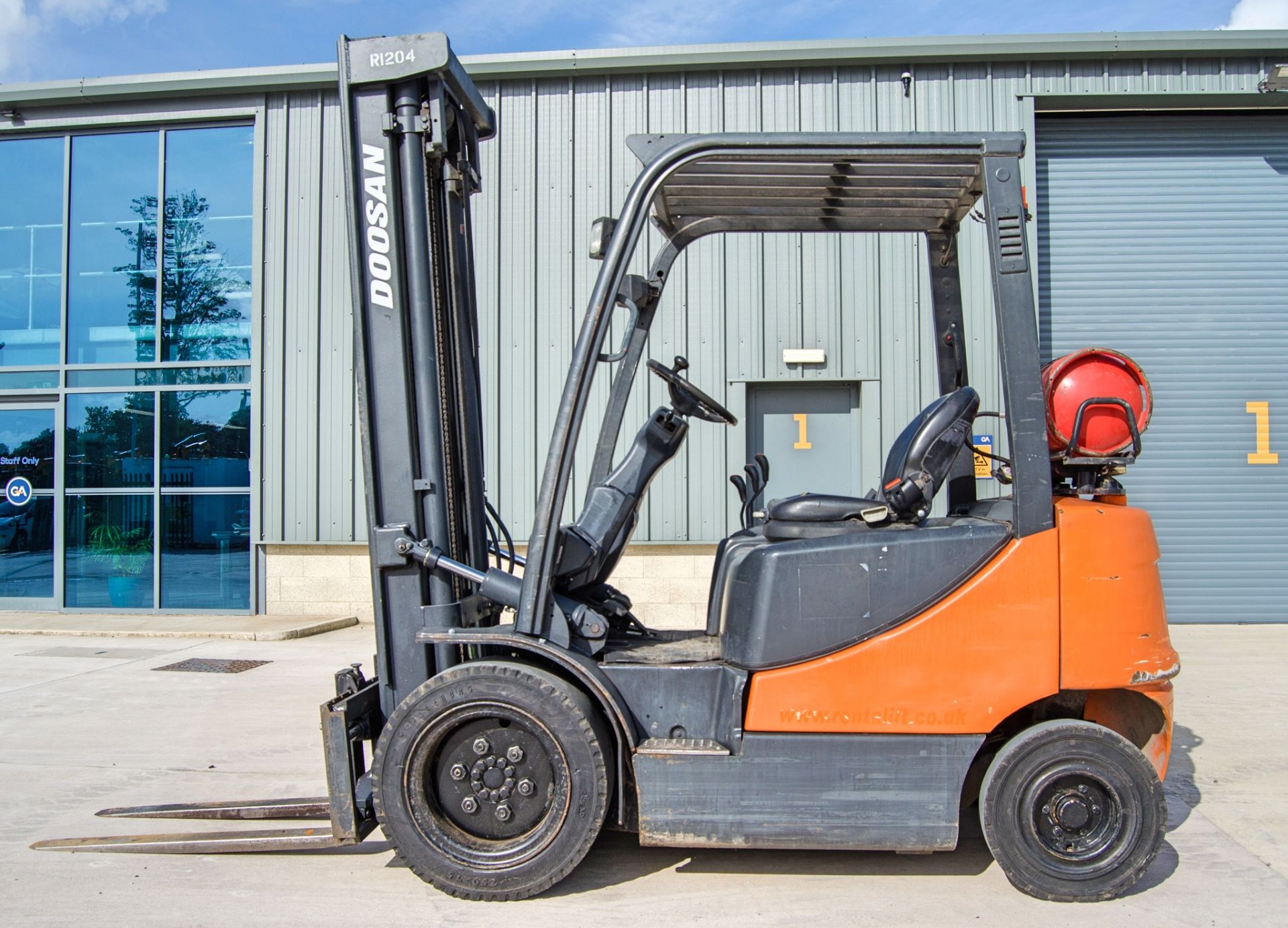 Doosan G20E-5 2 tonne gas powered fork lift truck Year: 2008 S/N: MF00471 Recorded Hours: 8276 - Image 7 of 22