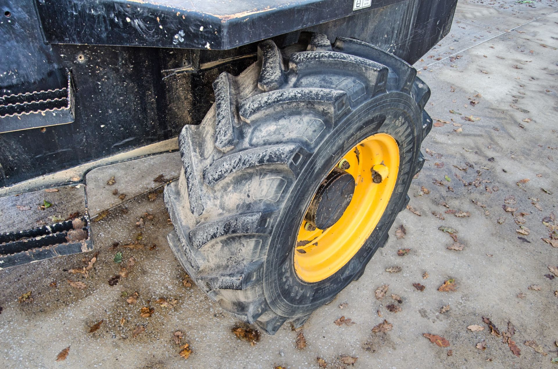 JCB 6 tonne swivel skip dumper Year: 2016 S/N: GGRL0990 Recorded Hours: 1261 A751564 - Image 12 of 21