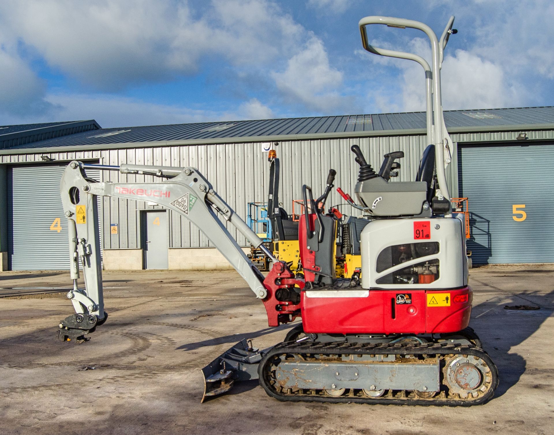 Takeuchi TB210 1.1 tonne rubber tracked micro excavator Year: 2022 S/N: 8698 Recorded Hours: 300 - Image 7 of 29