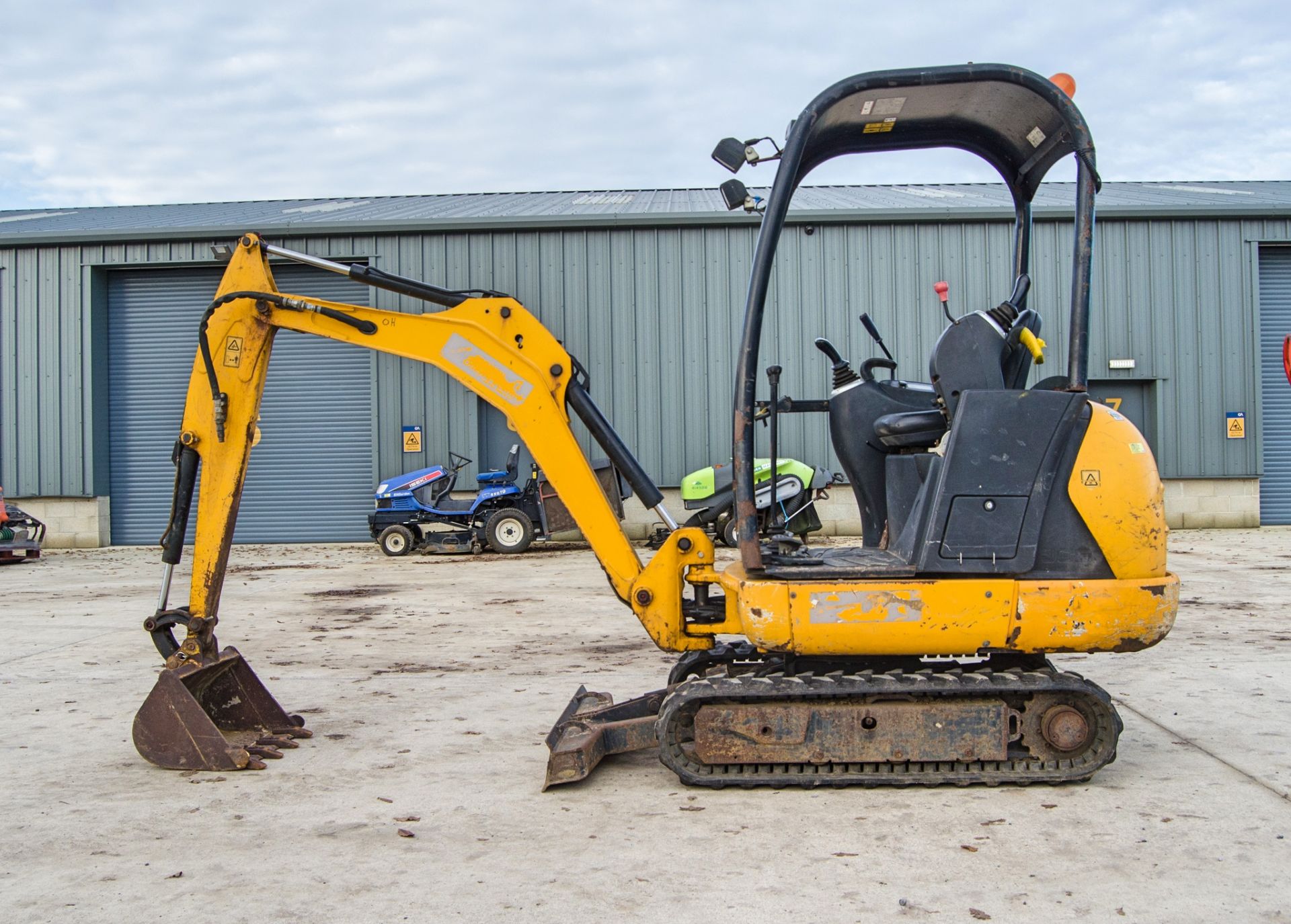 JCB 8016 1.5 tonne rubber tracked mini excavator Year: 2017 S/N: 2072019 Recorded Hours: 1796 blade, - Image 7 of 24