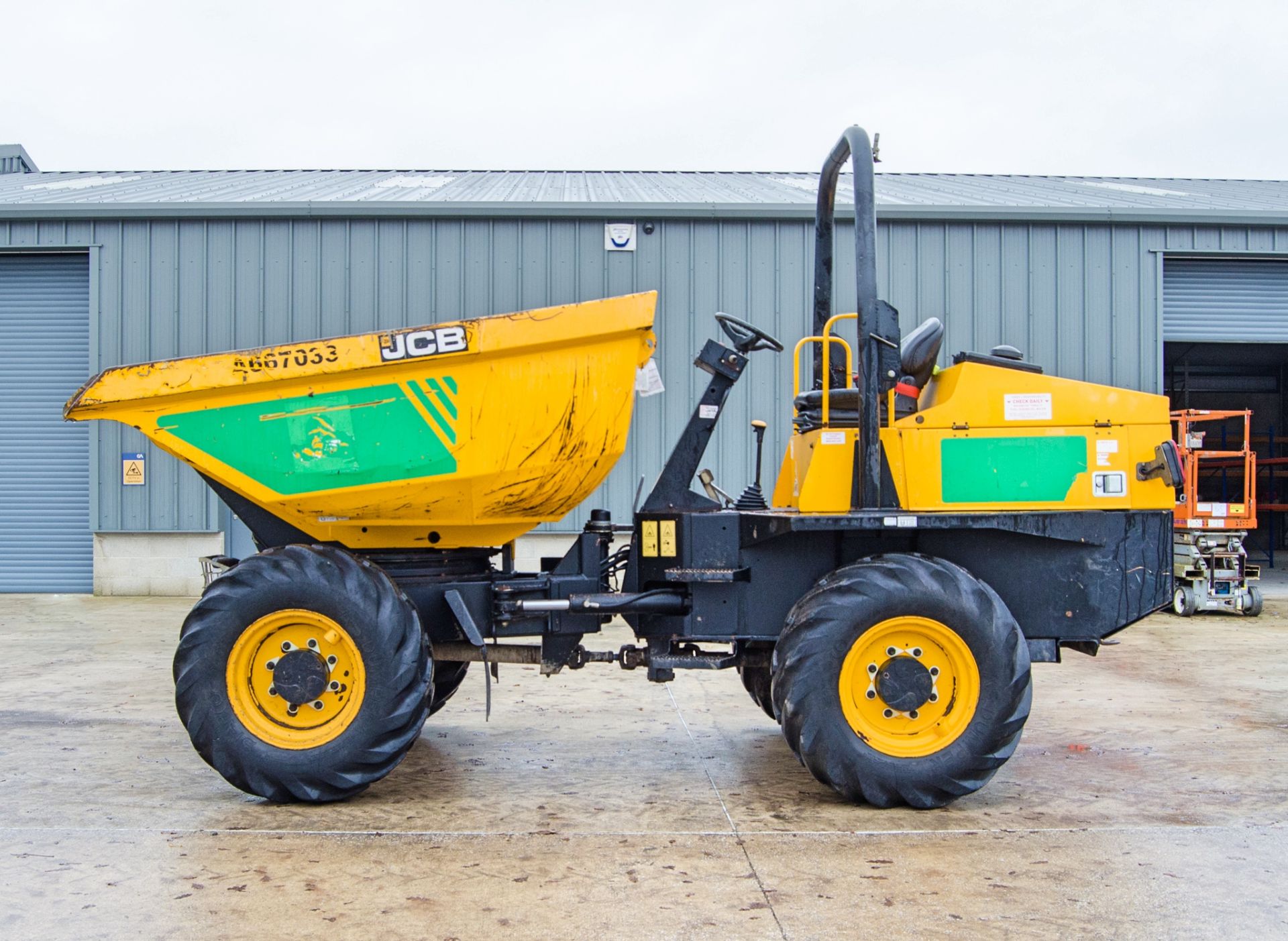 JCB 6 tonne swivel skip dumper Year: 2015 S/N: EFFRL8181 Recorded Hours: 1802 c/w V5 certificate - Image 7 of 23