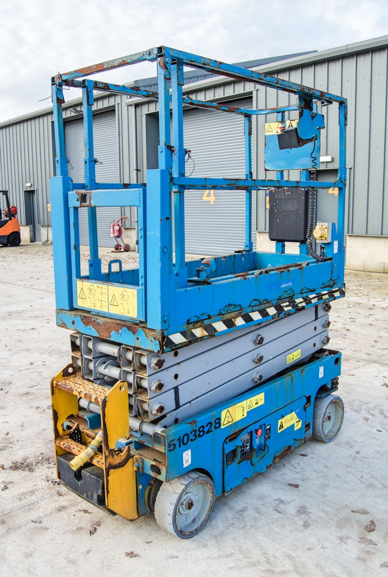 Genie GS1932 battery electric scissor lift access platform Year: 2014 S/N: 15867 Recorded Hours: - Image 4 of 10