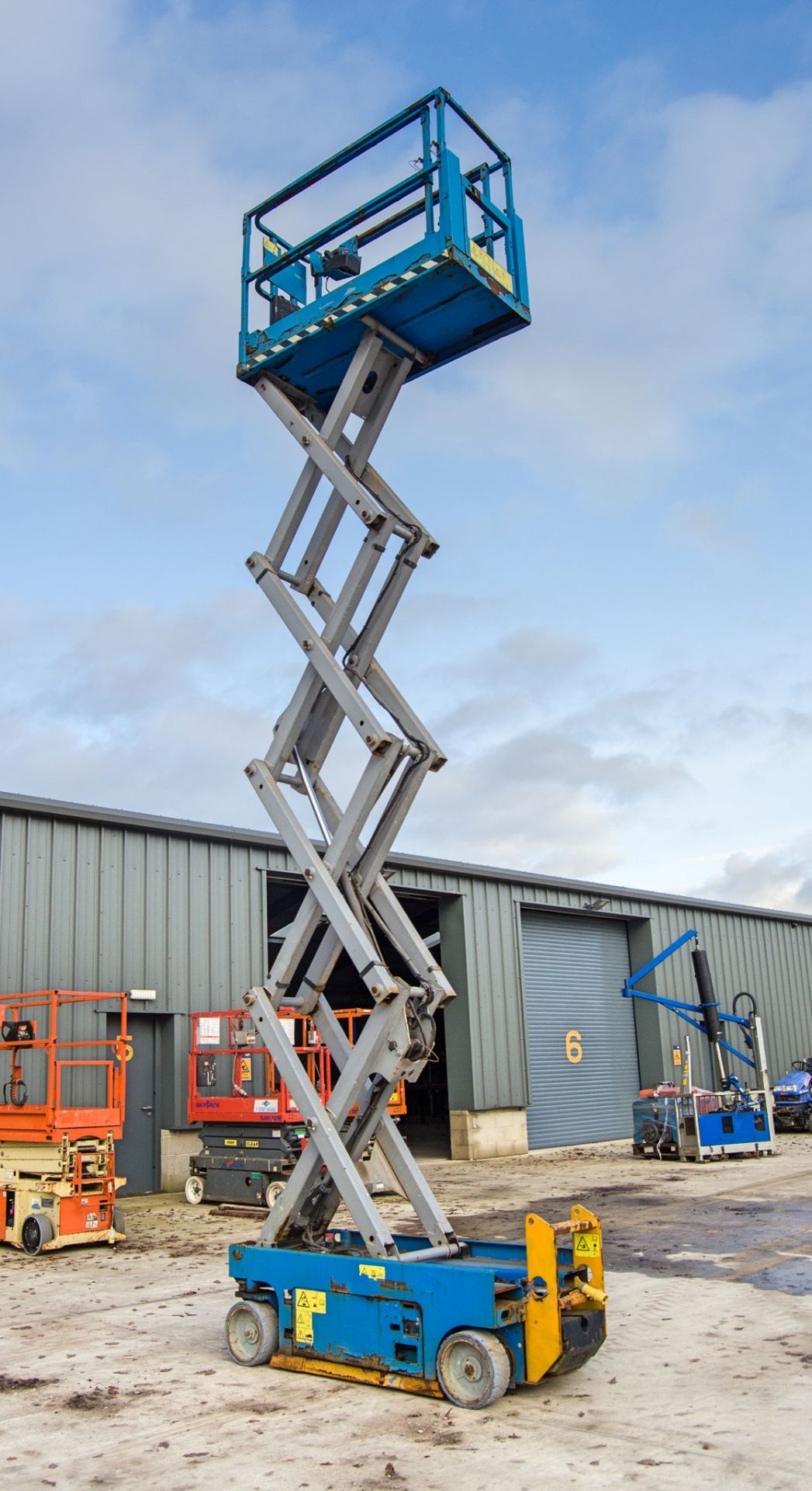 Genie GS1932 battery electric scissor lift access platform Year: 2014 S/N: 15867 Recorded Hours: - Image 5 of 10