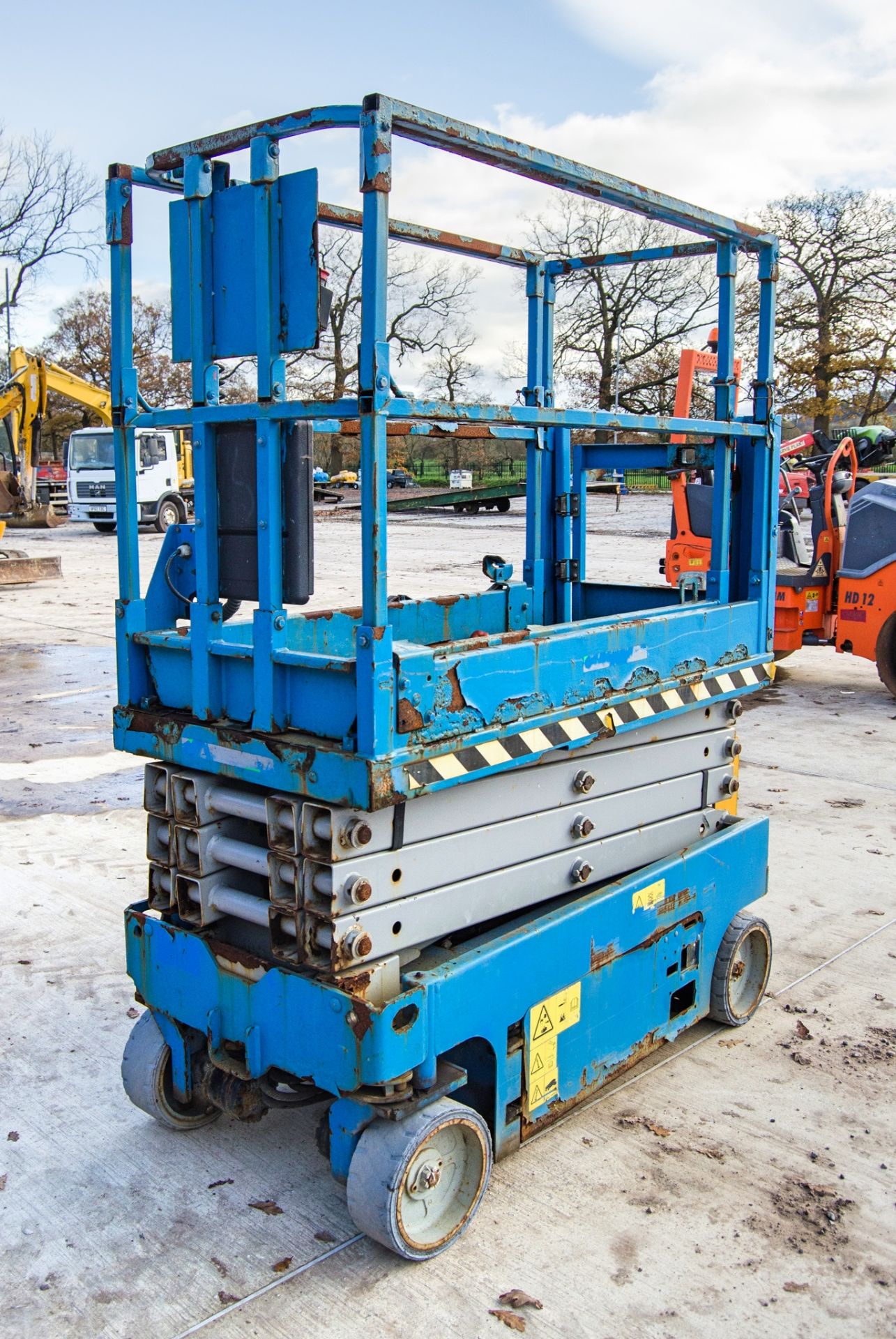 Genie GS1932 battery electric scissor lift access platform Year: 2014 S/N: 15867 Recorded Hours: - Image 2 of 10