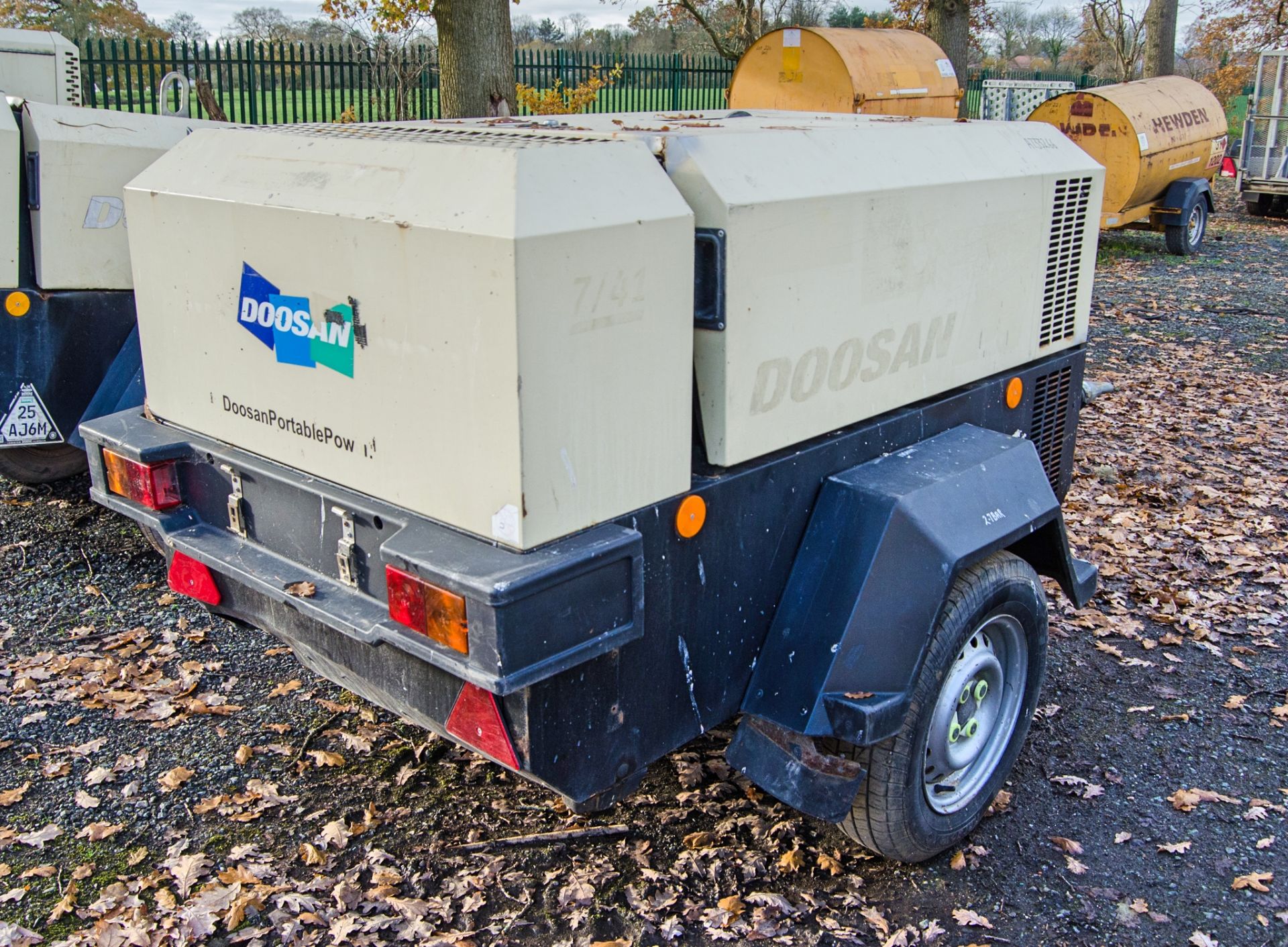 Doosan 7/41 diesel driven fast tow mobile air compressor Year: 2016 S/N: 434225 Recorded Hours: 2314 - Image 3 of 11