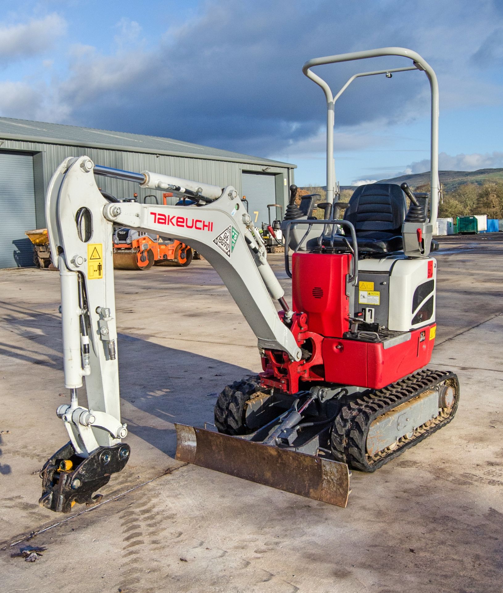 Takeuchi TB210 1.1 tonne rubber tracked micro excavator Year: 2022 S/N: 8698 Recorded Hours: 300