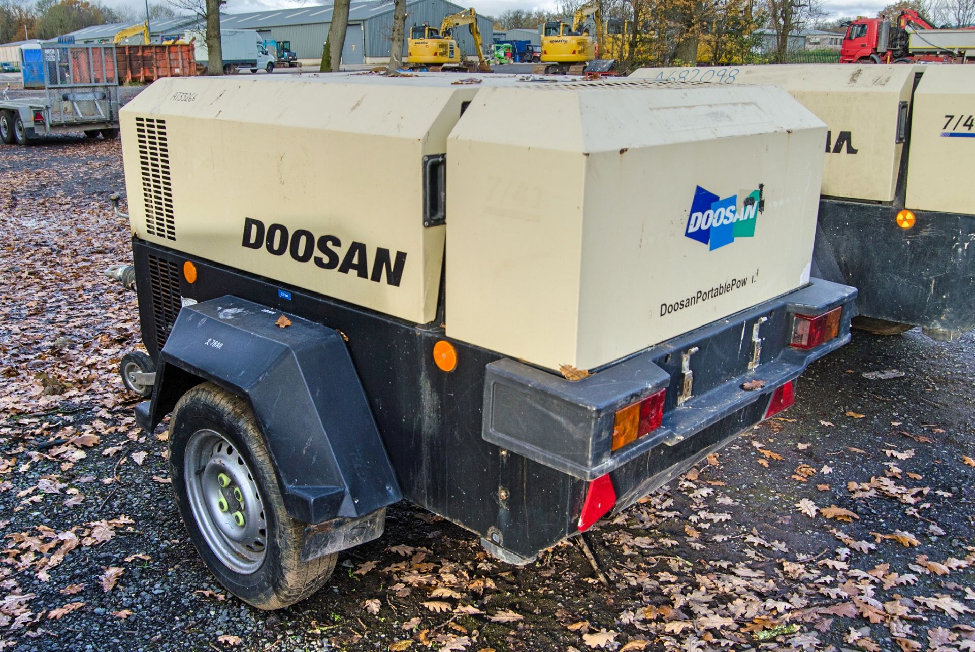 Doosan 7/41 diesel driven fast tow mobile air compressor Year: 2016 S/N: 434225 Recorded Hours: 2314 - Image 4 of 11