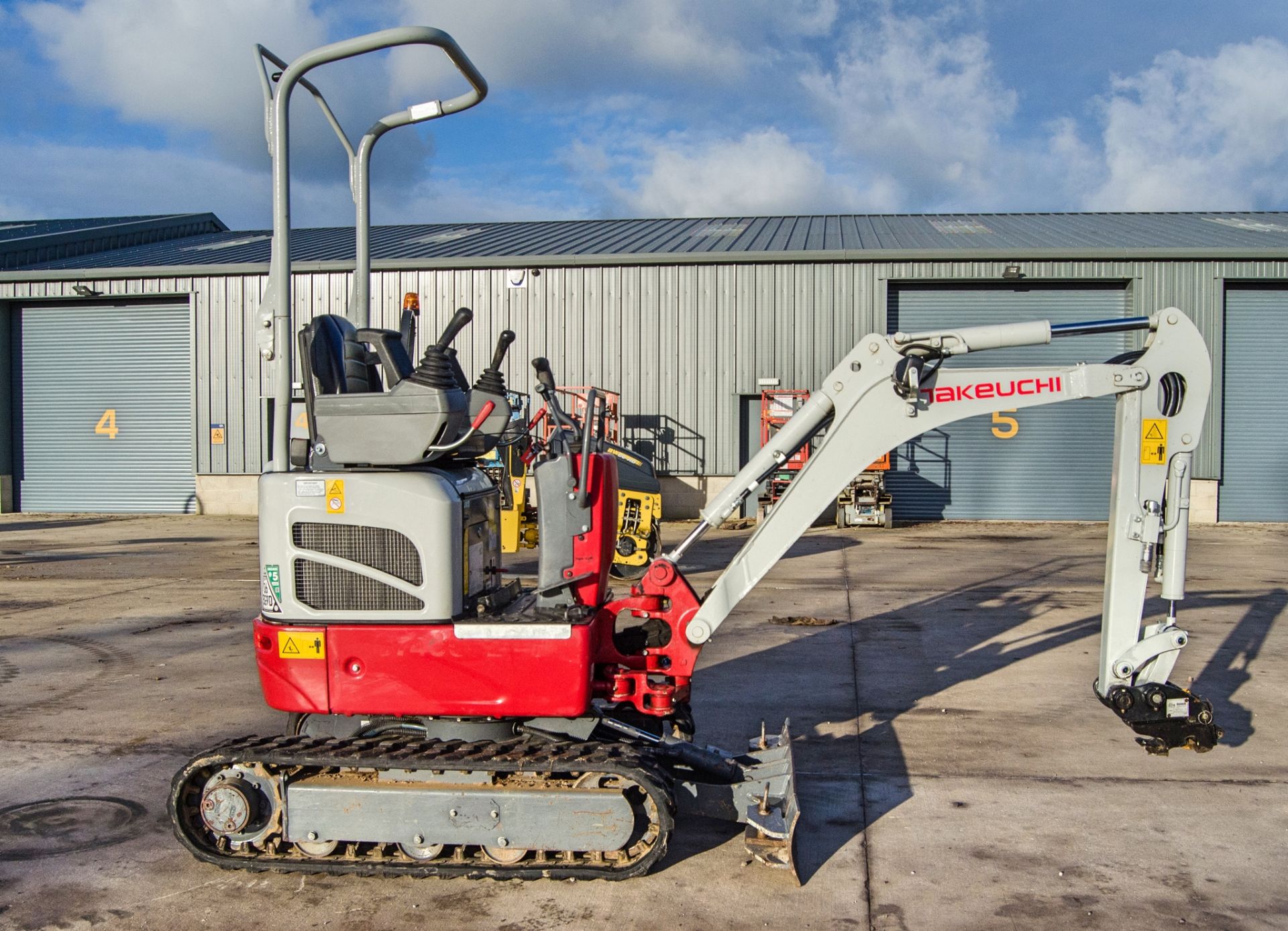 Takeuchi TB210 1.1 tonne rubber tracked micro excavator Year: 2022 S/N: 8698 Recorded Hours: 300 - Image 8 of 29