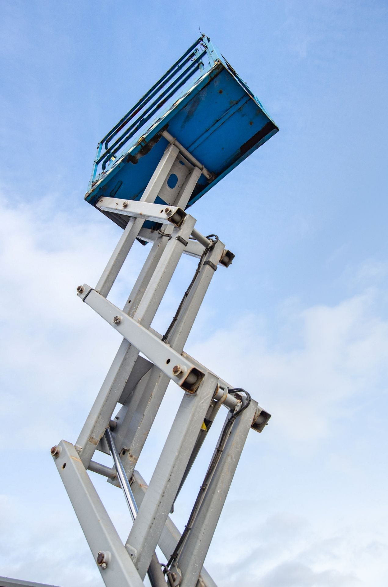 Genie GS1932 battery electric scissor lift access platform Year: 2014 S/N: 15867 Recorded Hours: - Image 6 of 10