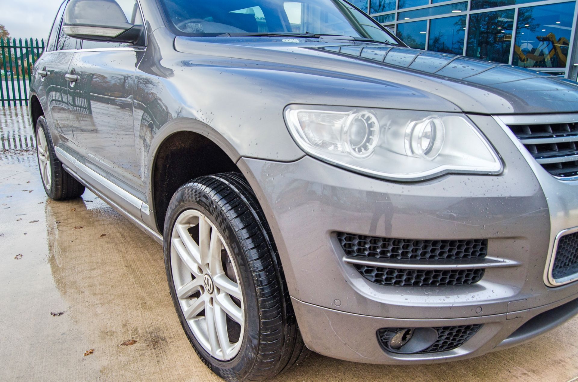 Volkswagen Touareg Altitude V6 2967cc TDi automatic 5 door estate car Registration Number: MF10 - Image 13 of 37