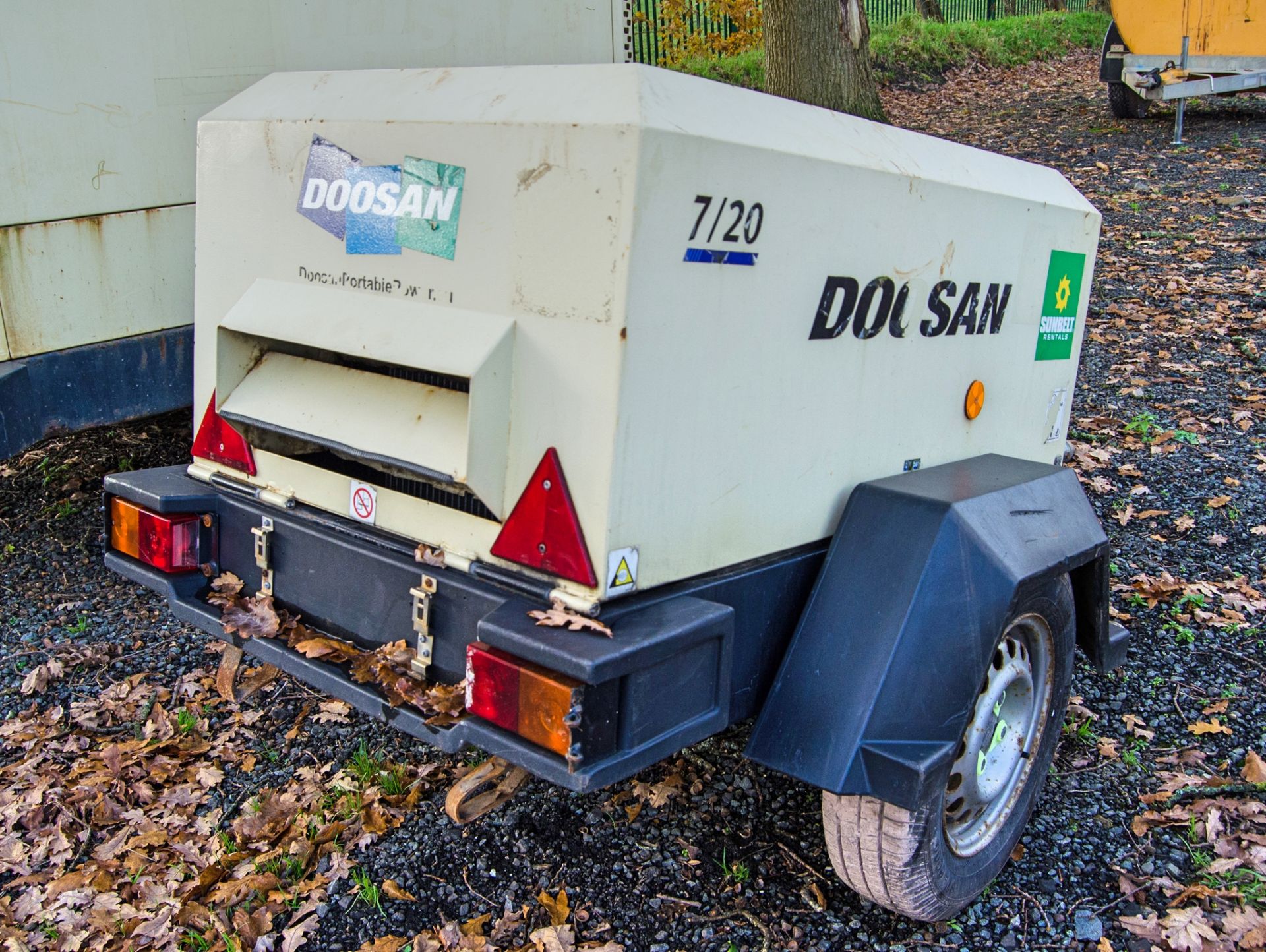 Doosan 7/20 diesel driven fast tow mobile air compressor Year: 2015 S/N: 124065 Recorded Hours: 17 - Image 3 of 9