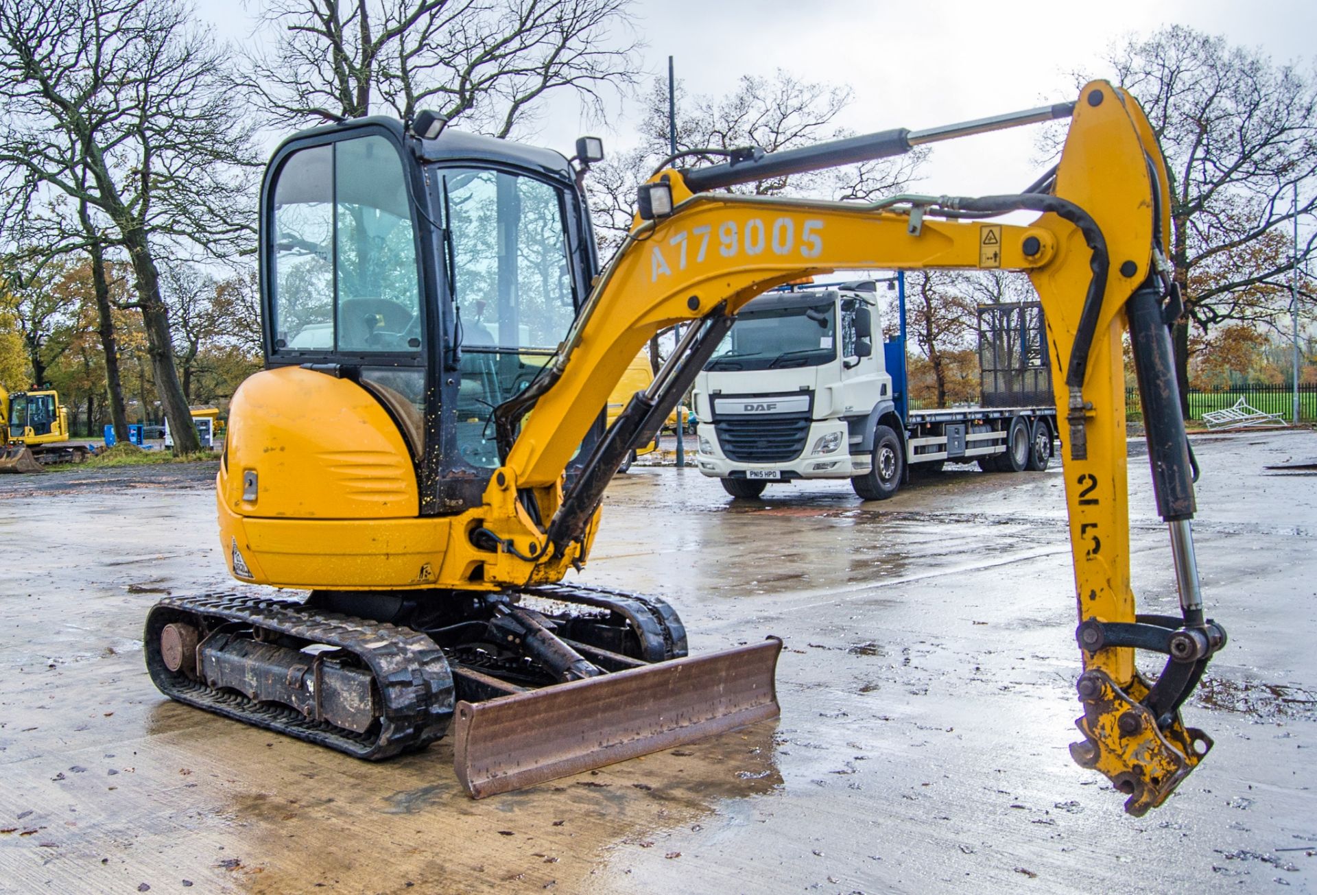 JCB 8025 ZTS 2.5 tonne rubber tracked mini excavator Year: 2017 S/N: 2227776 Recorded Hours: 2543 - Image 2 of 23