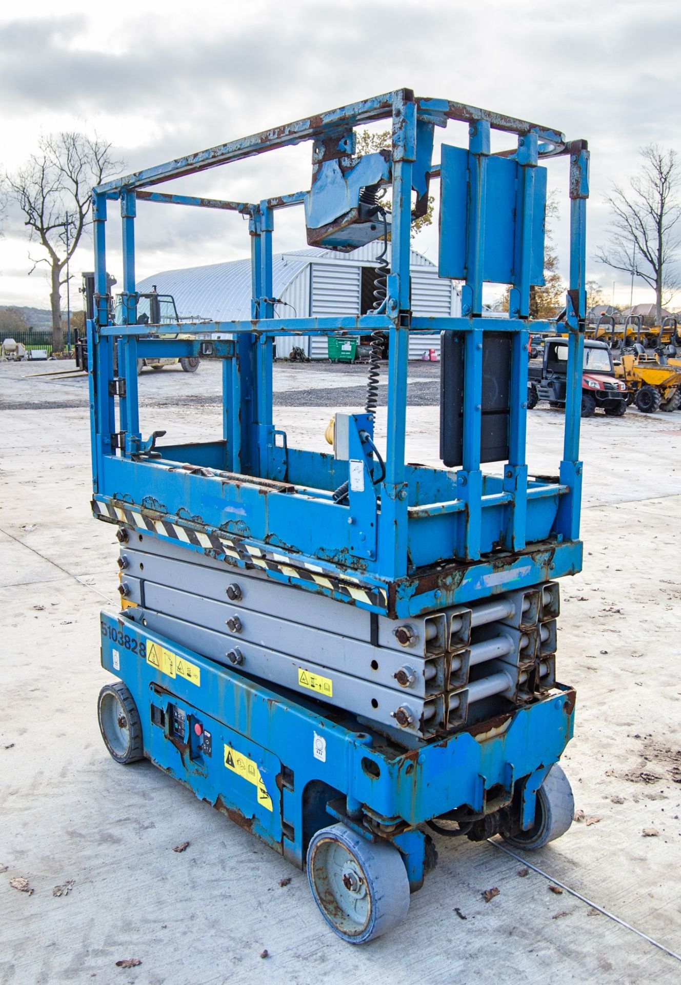Genie GS1932 battery electric scissor lift access platform Year: 2014 S/N: 15867 Recorded Hours: - Image 3 of 10