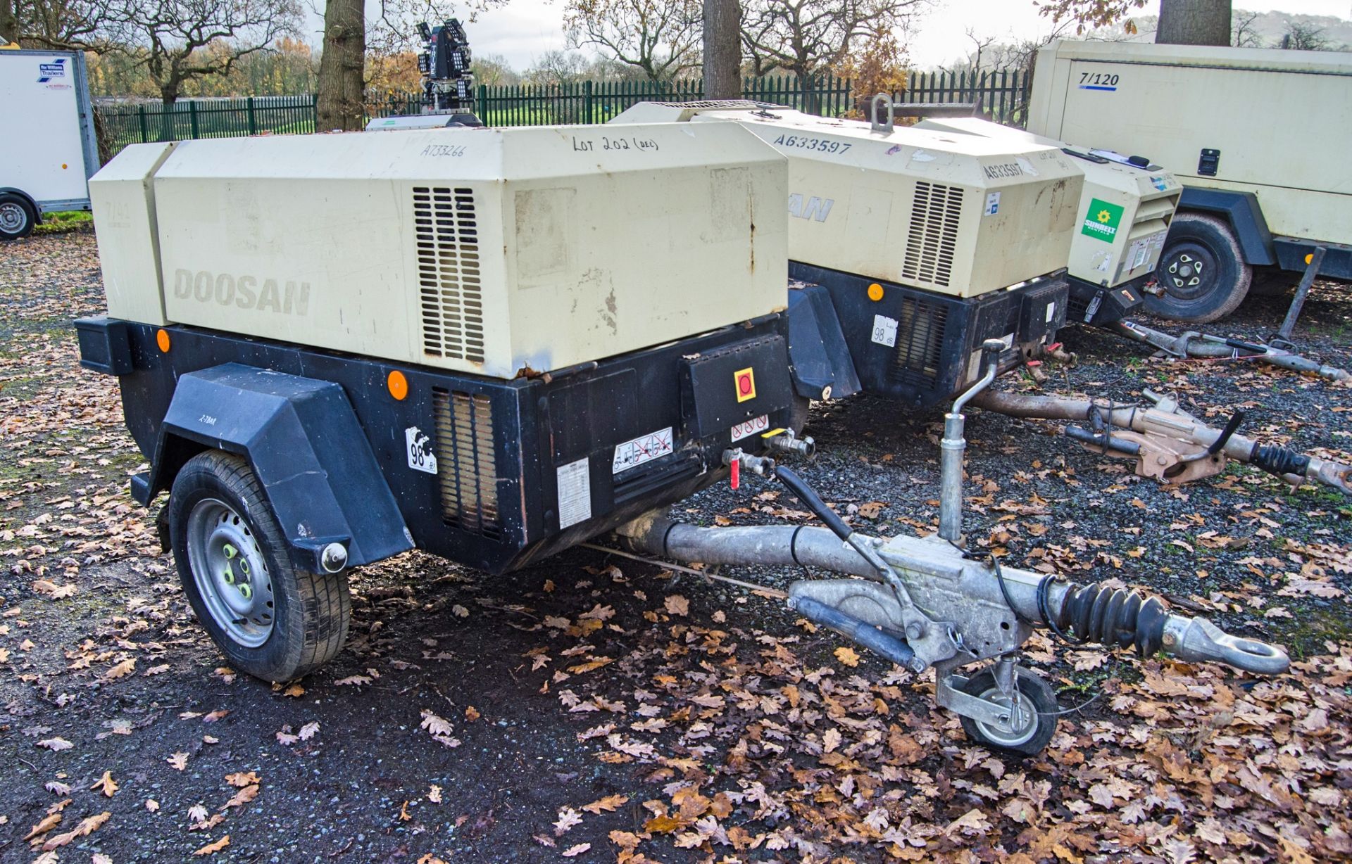 Doosan 7/41 diesel driven fast tow mobile air compressor Year: 2016 S/N: 434225 Recorded Hours: 2314 - Image 2 of 11