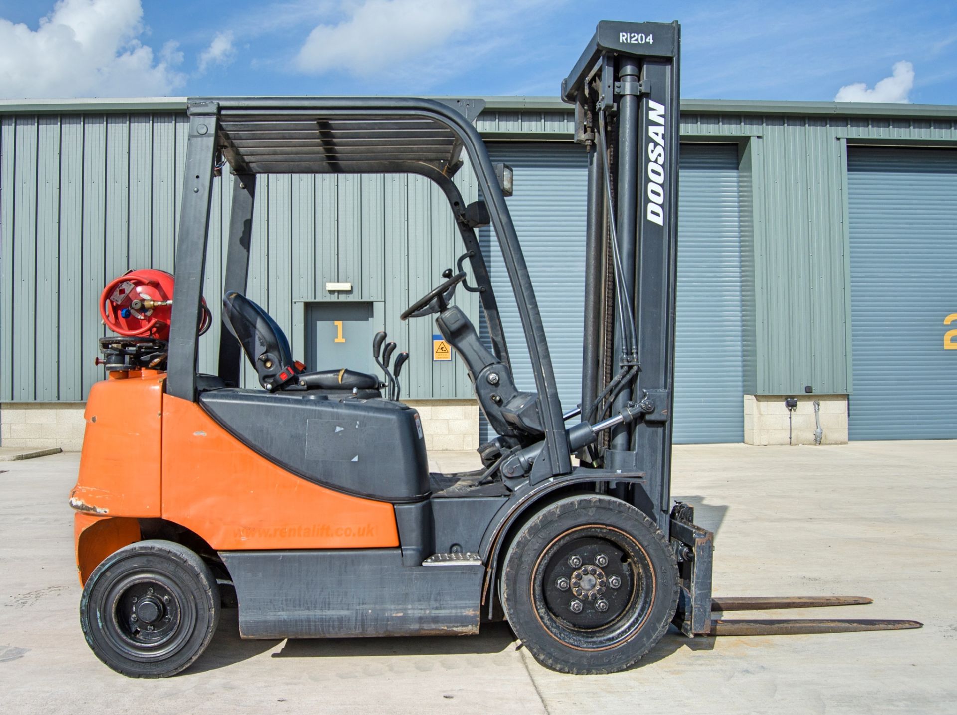 Doosan G20E-5 2 tonne gas powered fork lift truck Year: 2008 S/N: MF00471 Recorded Hours: 8276 - Image 8 of 22