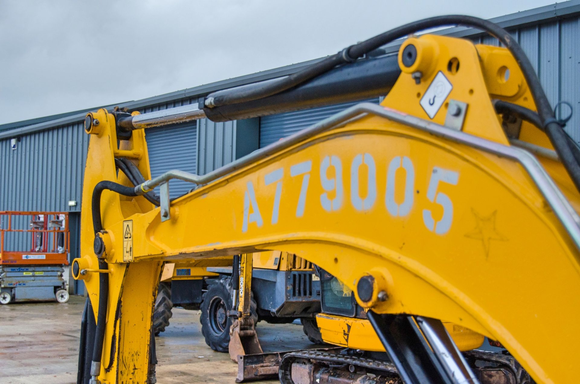 JCB 8025 ZTS 2.5 tonne rubber tracked mini excavator Year: 2017 S/N: 2227776 Recorded Hours: 2543 - Image 16 of 23