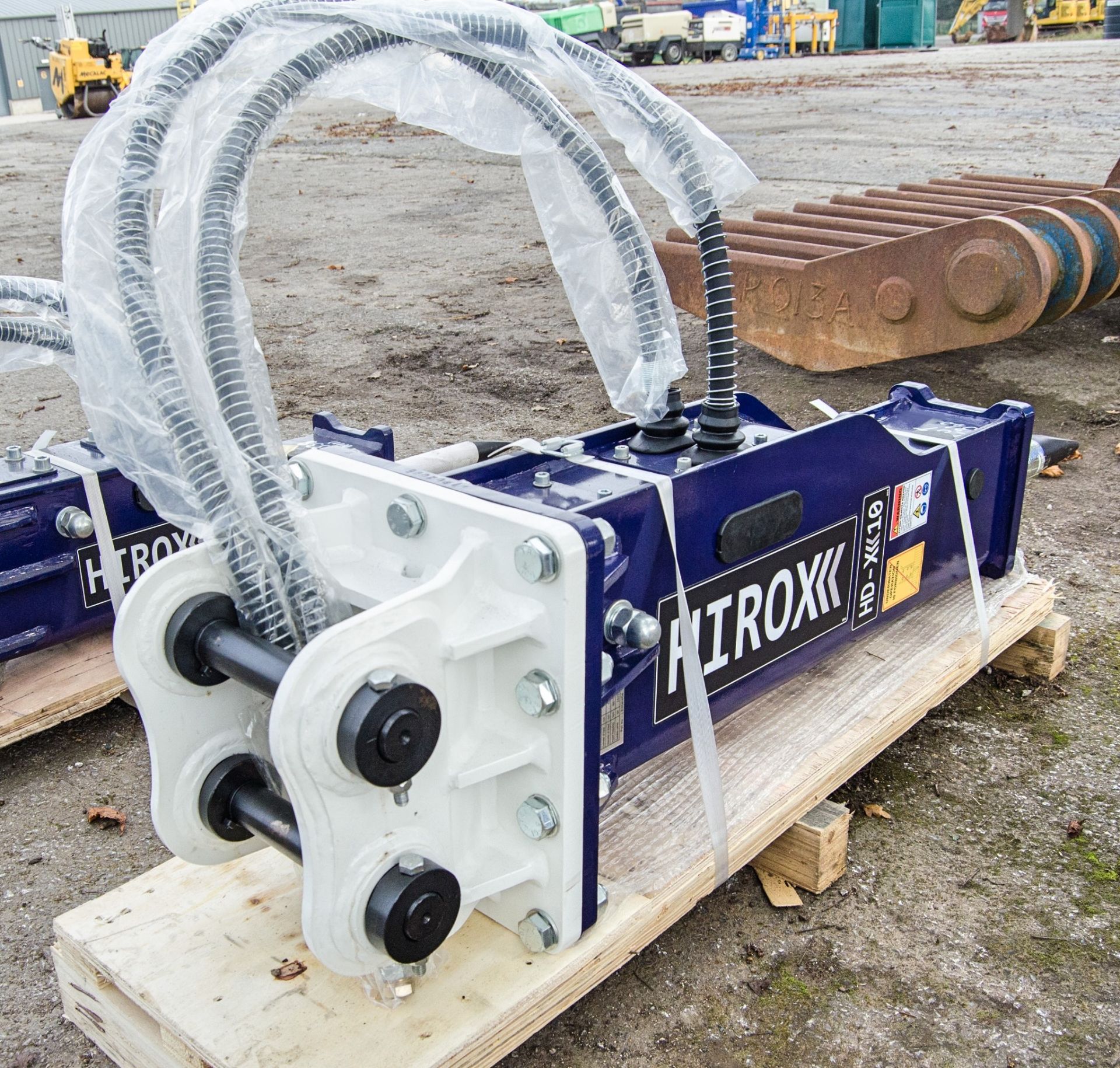 Hirox HDX10 hydraulic breaker to suit 3 tonne excavator  Pin diameter: 35mm Pin centres: 140mm Pin - Image 2 of 5