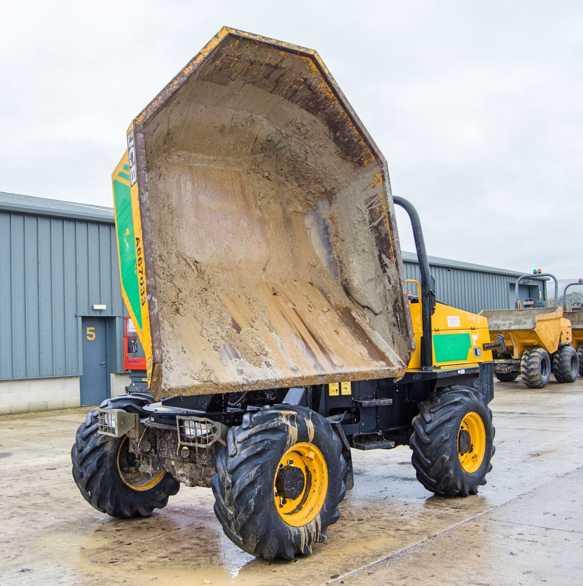 JCB 6 tonne swivel skip dumper Year: 2015 S/N: EFFRL8181 Recorded Hours: 1802 c/w V5 certificate - Image 9 of 23