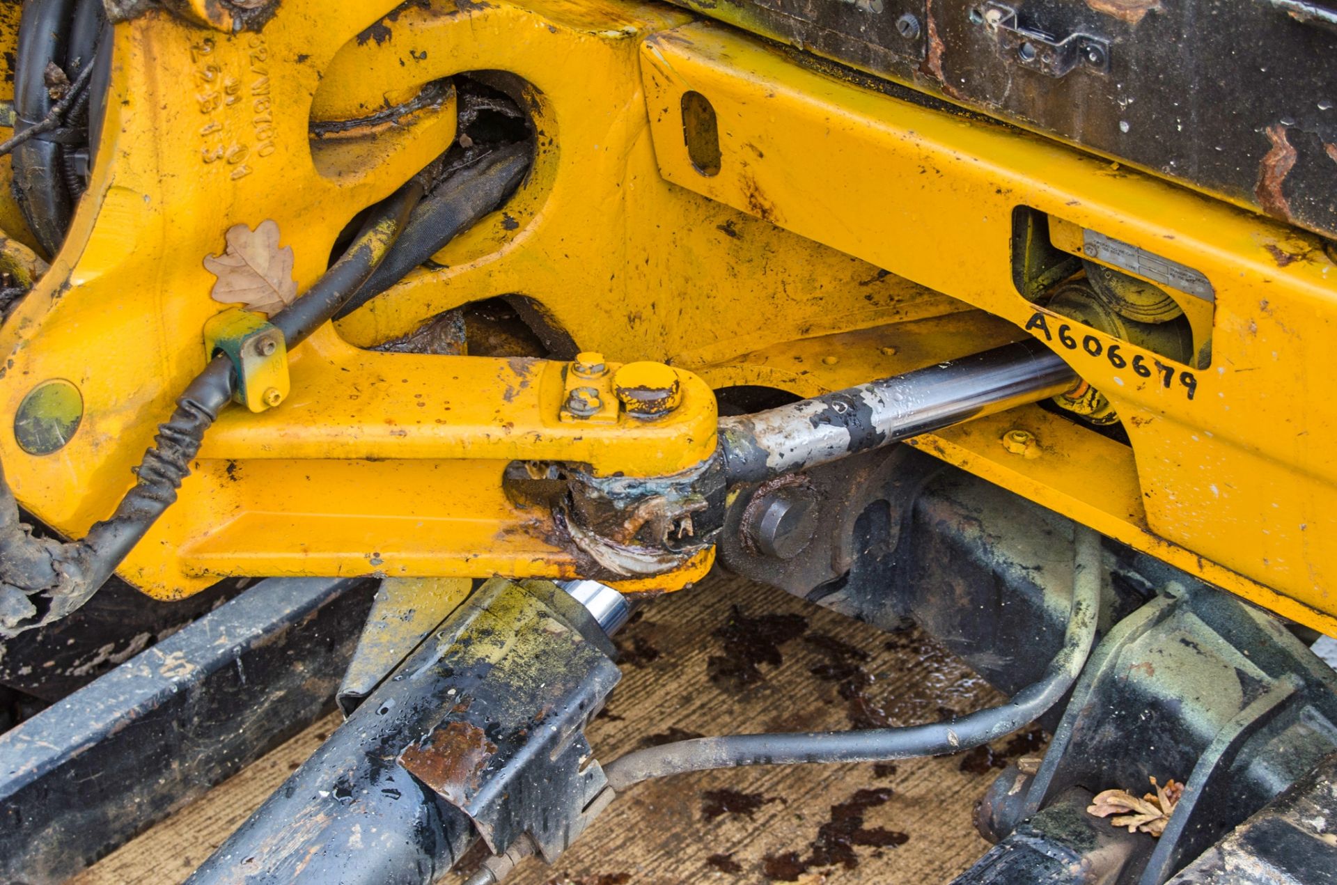 JCB 8025 ZTS 2.5 tonne rubber tracked mini excavator Year: 2013 S/N: 2226866 Recorded Hours: 3768 - Image 17 of 24