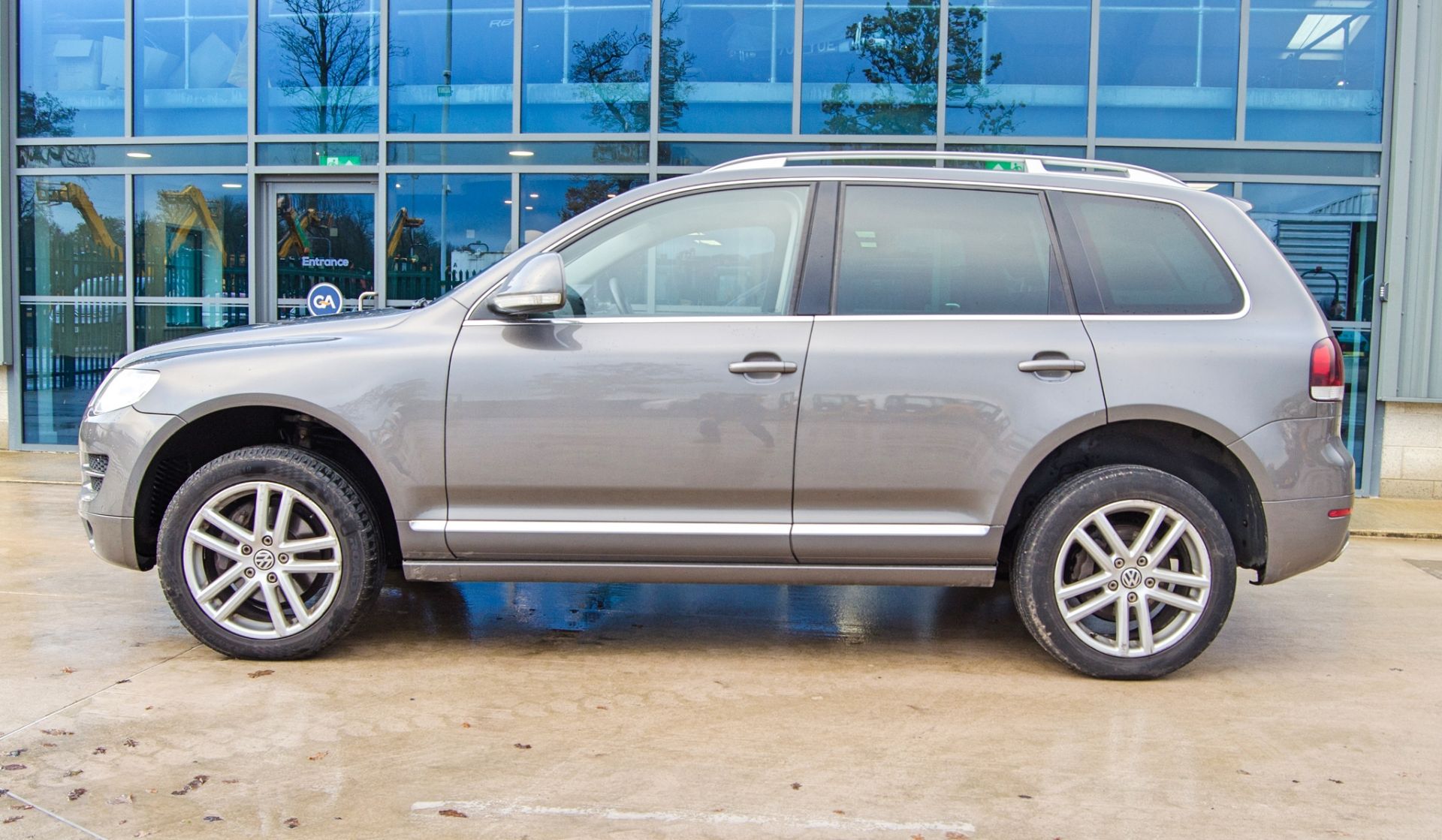 Volkswagen Touareg Altitude V6 2967cc TDi automatic 5 door estate car Registration Number: MF10 - Image 7 of 37