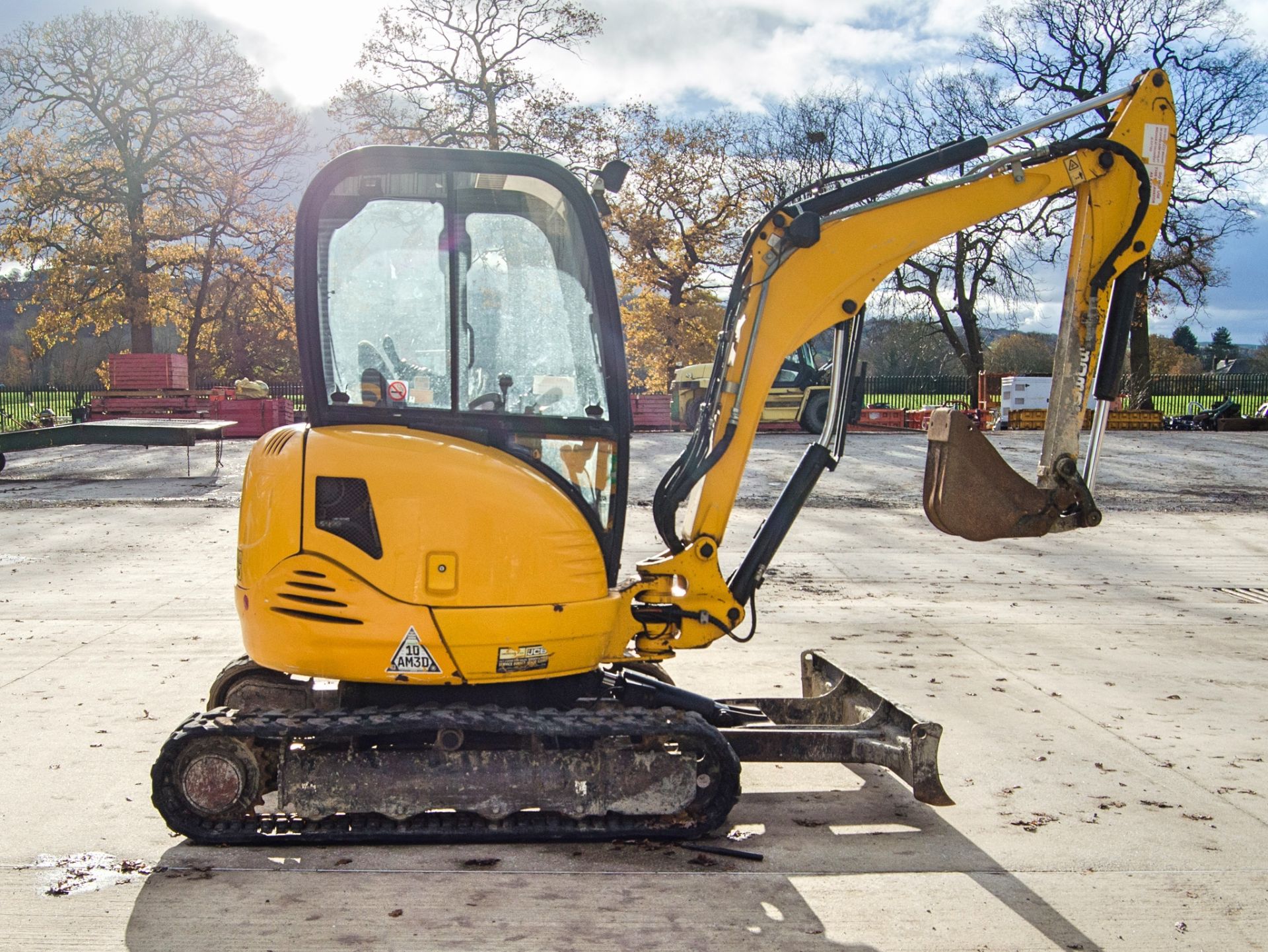 JCB 8030 ZTS 3 tonne rubber tracked mini excavator Year: 2015 S/N: 2432319 Recorded Hours: 3205 - Image 8 of 27