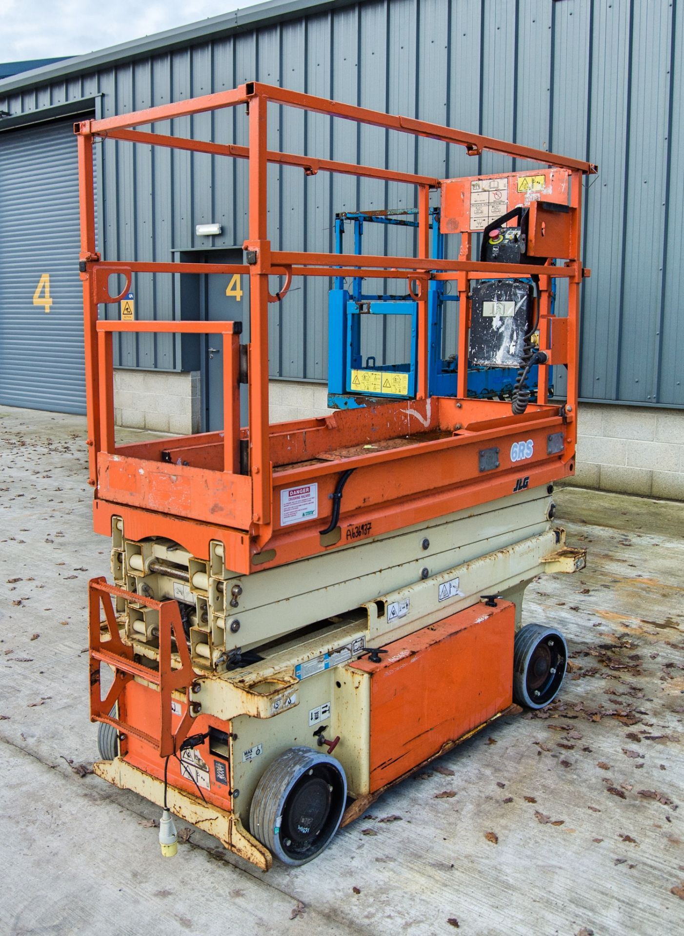 JLG 6RS battery electric scissor lift access platform Year: 2014 S/N: 16568 Recorded Hours: 256 - Image 4 of 11