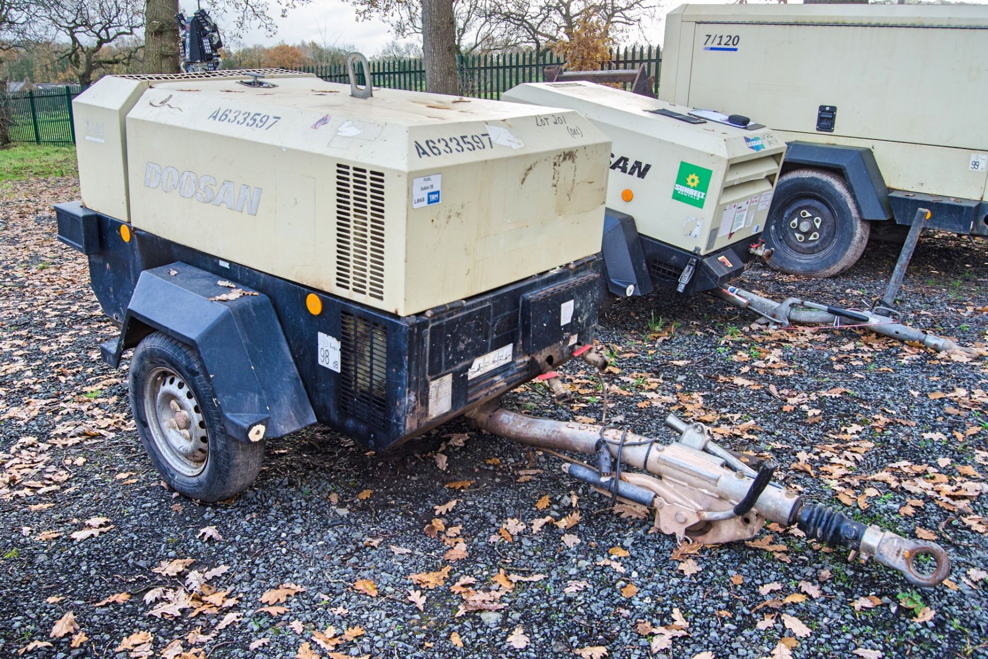 Doosan 7/41 diesel driven fast tow mobile air compressor Year: 2014 S/N: 432642 Recorded Hours: - Image 2 of 11