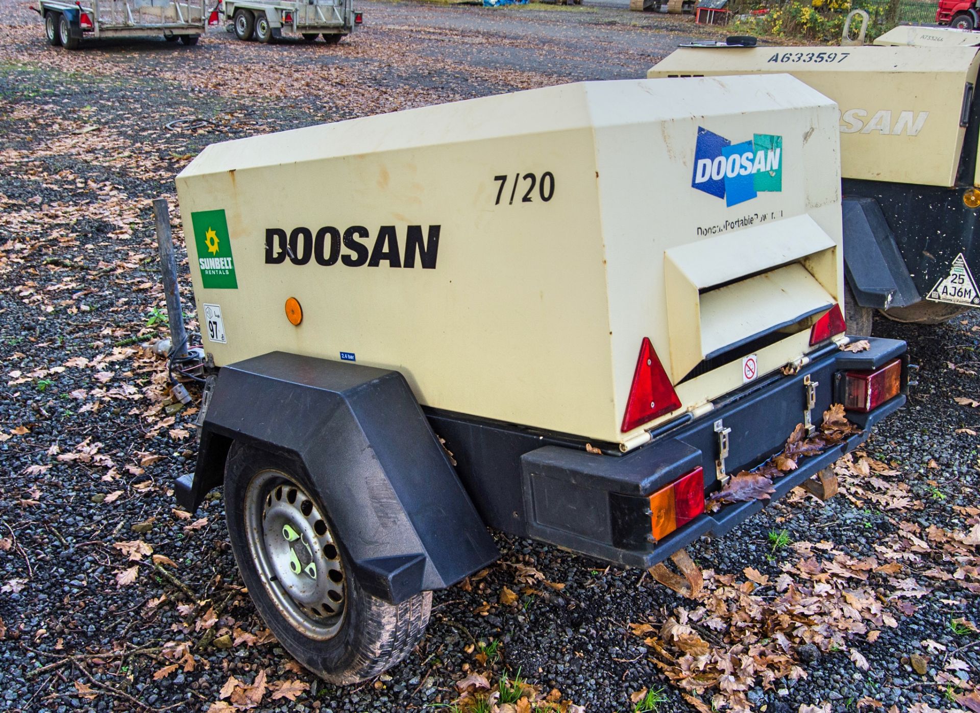 Doosan 7/20 diesel driven fast tow mobile air compressor Year: 2015 S/N: 124065 Recorded Hours: 17 - Image 4 of 9