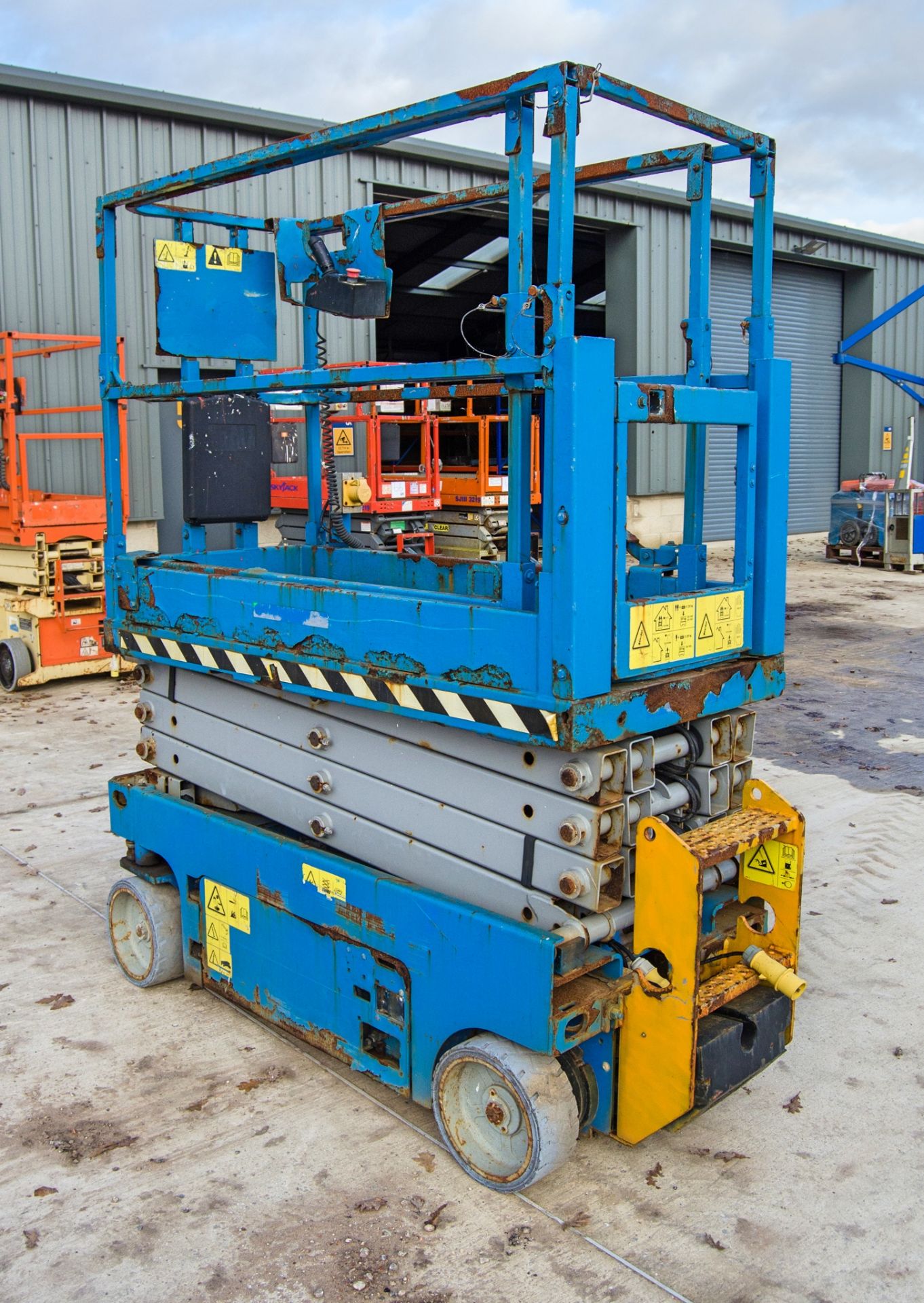 Genie GS1932 battery electric scissor lift access platform Year: 2014 S/N: 15867 Recorded Hours: