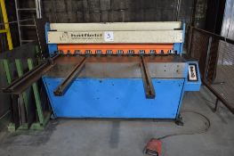 Edwards 3.25 x 1250 guillotine Capacity: 1255 x 3.25mm M/C no: 77C/46716 c/w backstop