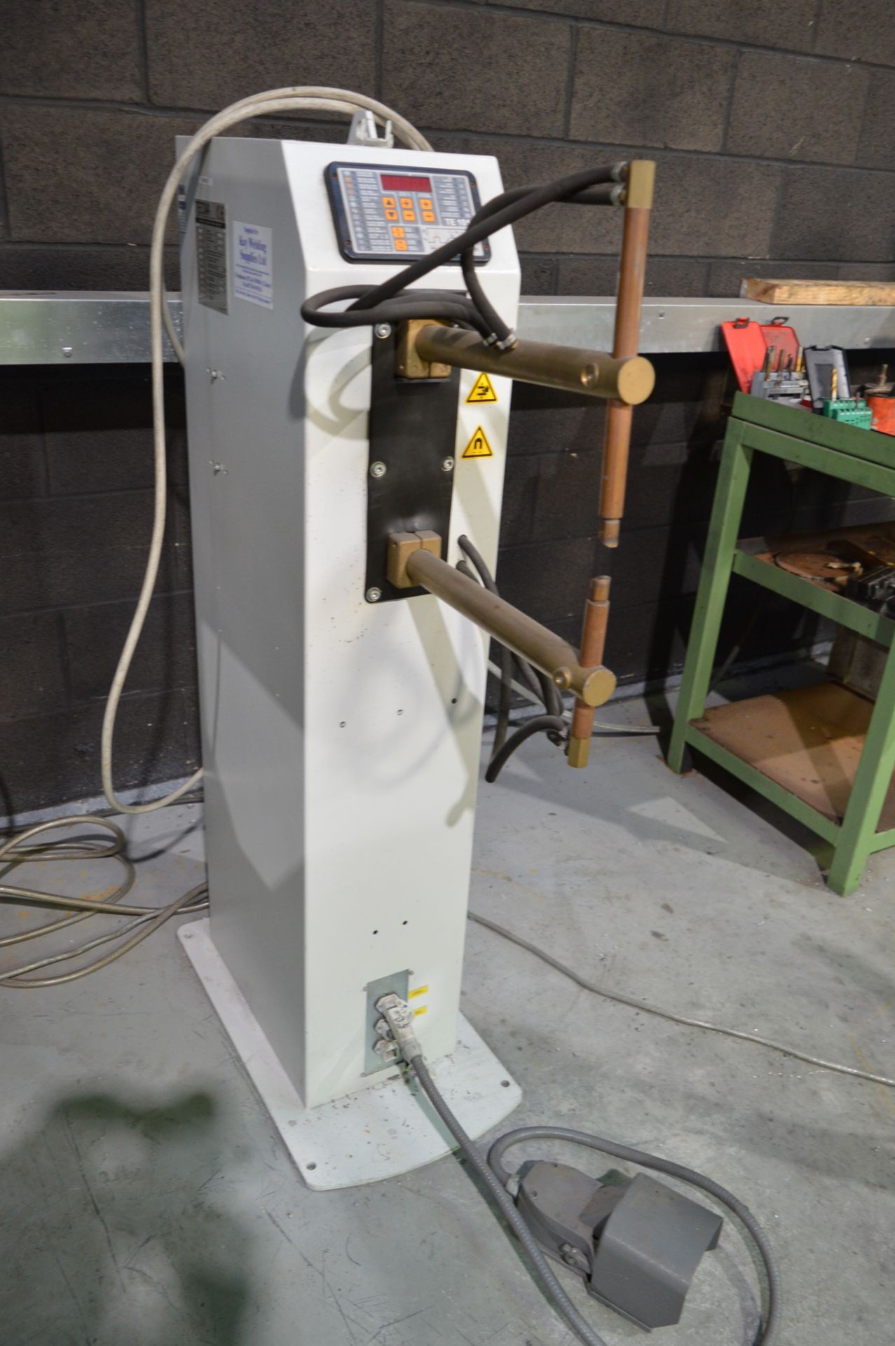 Tecna 4646N 400v 20 kva column spot welder Year: 2018 S/N: 02836 c/w Parweld XTS902 water - Image 2 of 5