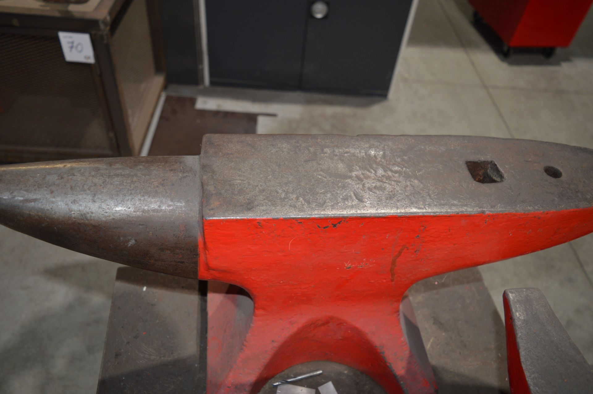 Cast iron single horn anvil - Image 2 of 2