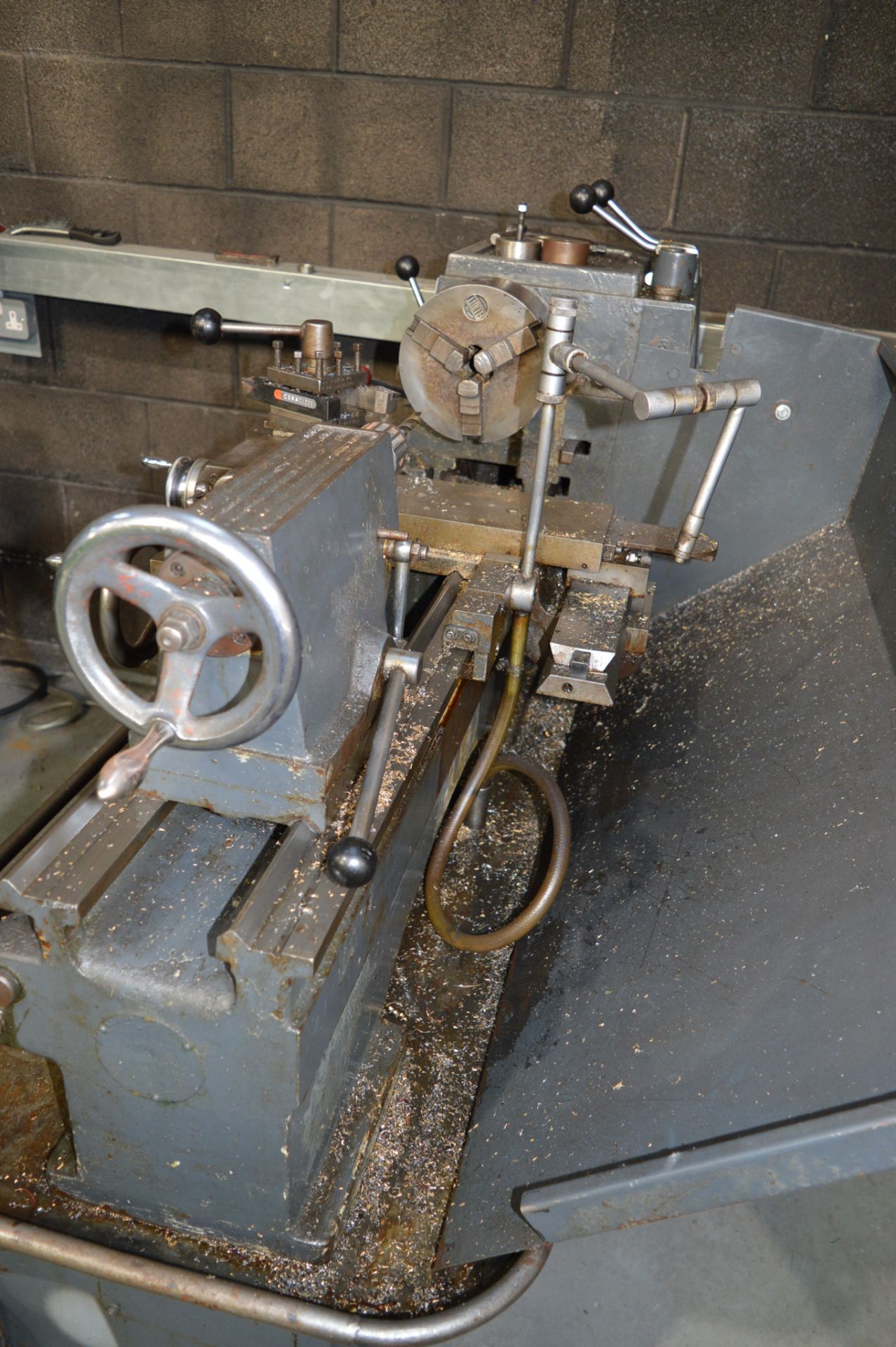 Colchester 600 centre lathe Swing approx. 13" x 20" S/N: 2/76502 c/w 3 & 4 jaw chucks - Image 4 of 6