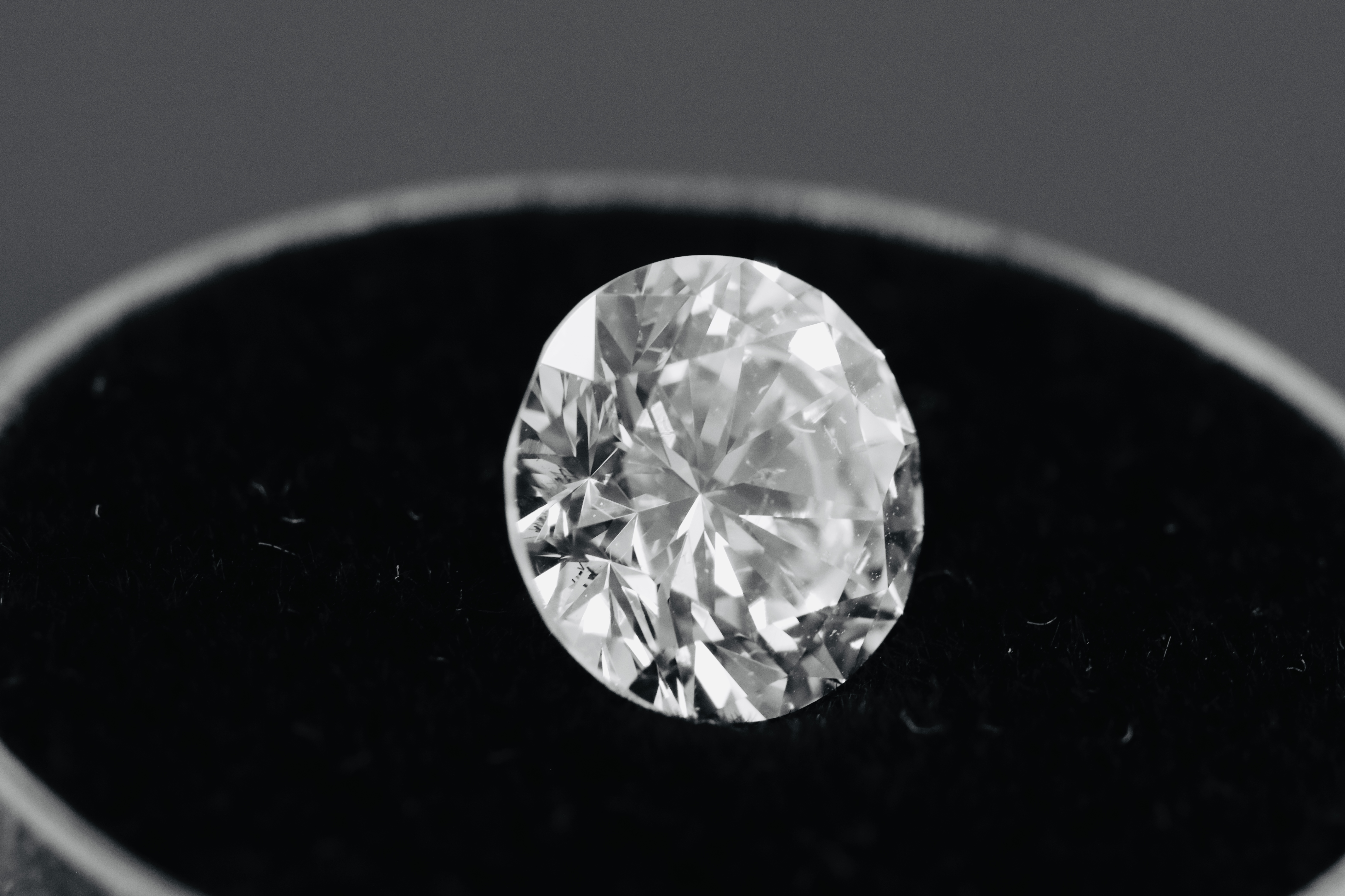 ** ON SALE ** Single - Round Brilliant Cut Natural Diamond 2.15 Carat Colour H Clarity VS1 - Image 3 of 13