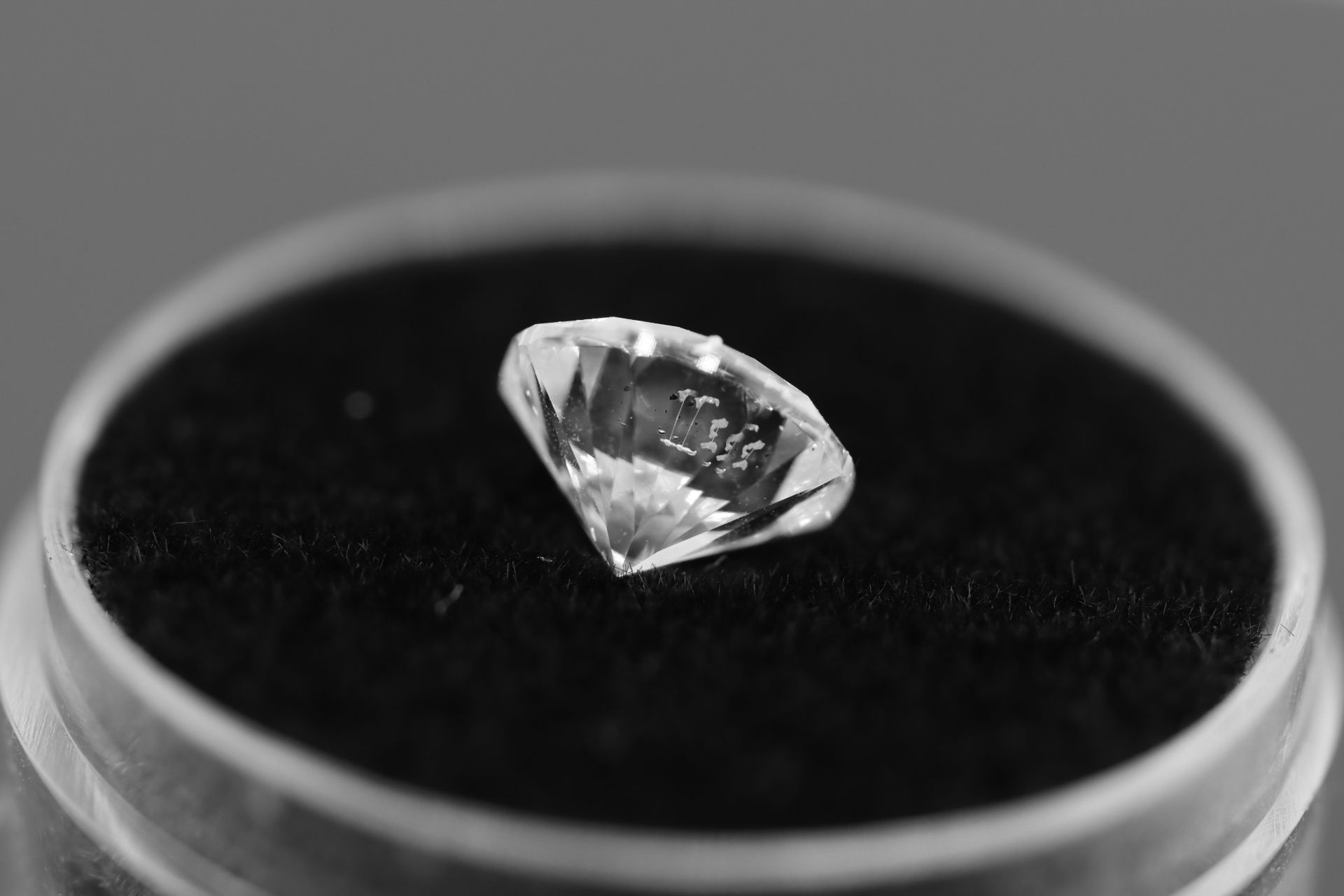 ** ON SALE ** Single - Round Brilliant Cut Natural Diamond 2.01 Carat Colour D Clarity VS1 - Image 8 of 10