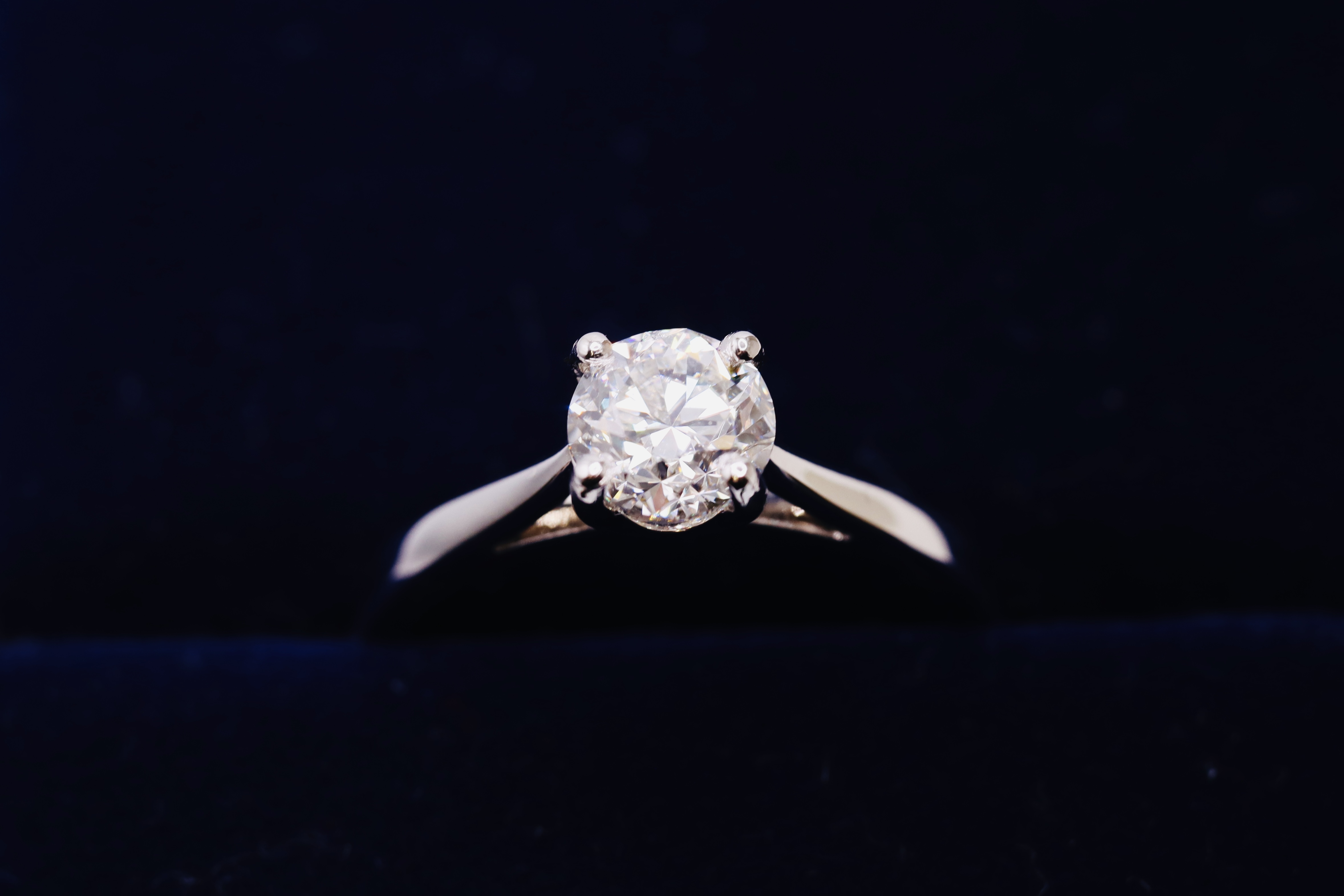 GIA 1.00 Carat Round Brilliant Cut Natural H VVS1 Diamond Ring - Set In A 18ct White Gold Band - Image 9 of 12
