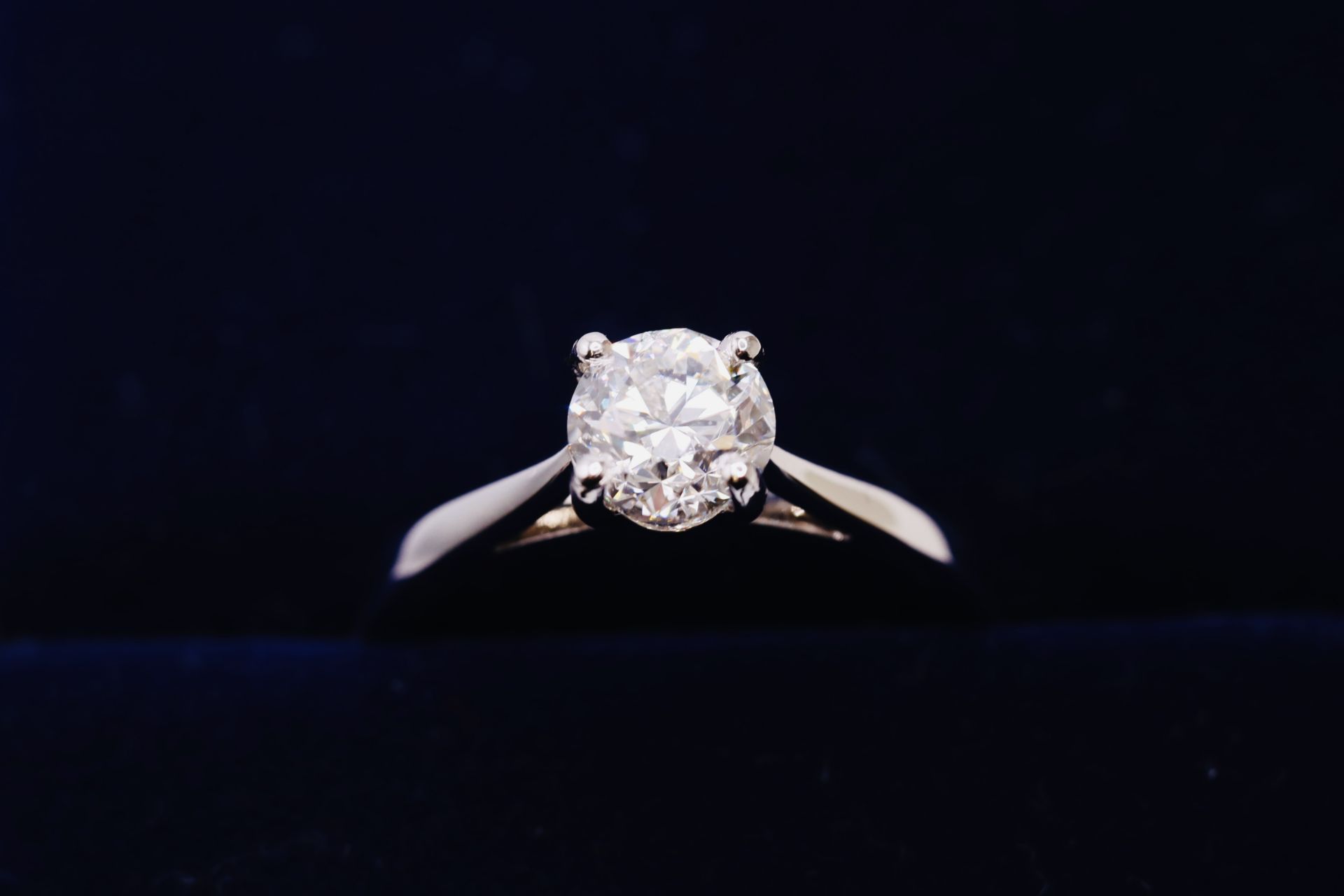 GIA 1.00 Carat Round Brilliant Cut Natural H VVS1 Diamond Ring - Set In A 18ct White Gold Band - Image 9 of 12