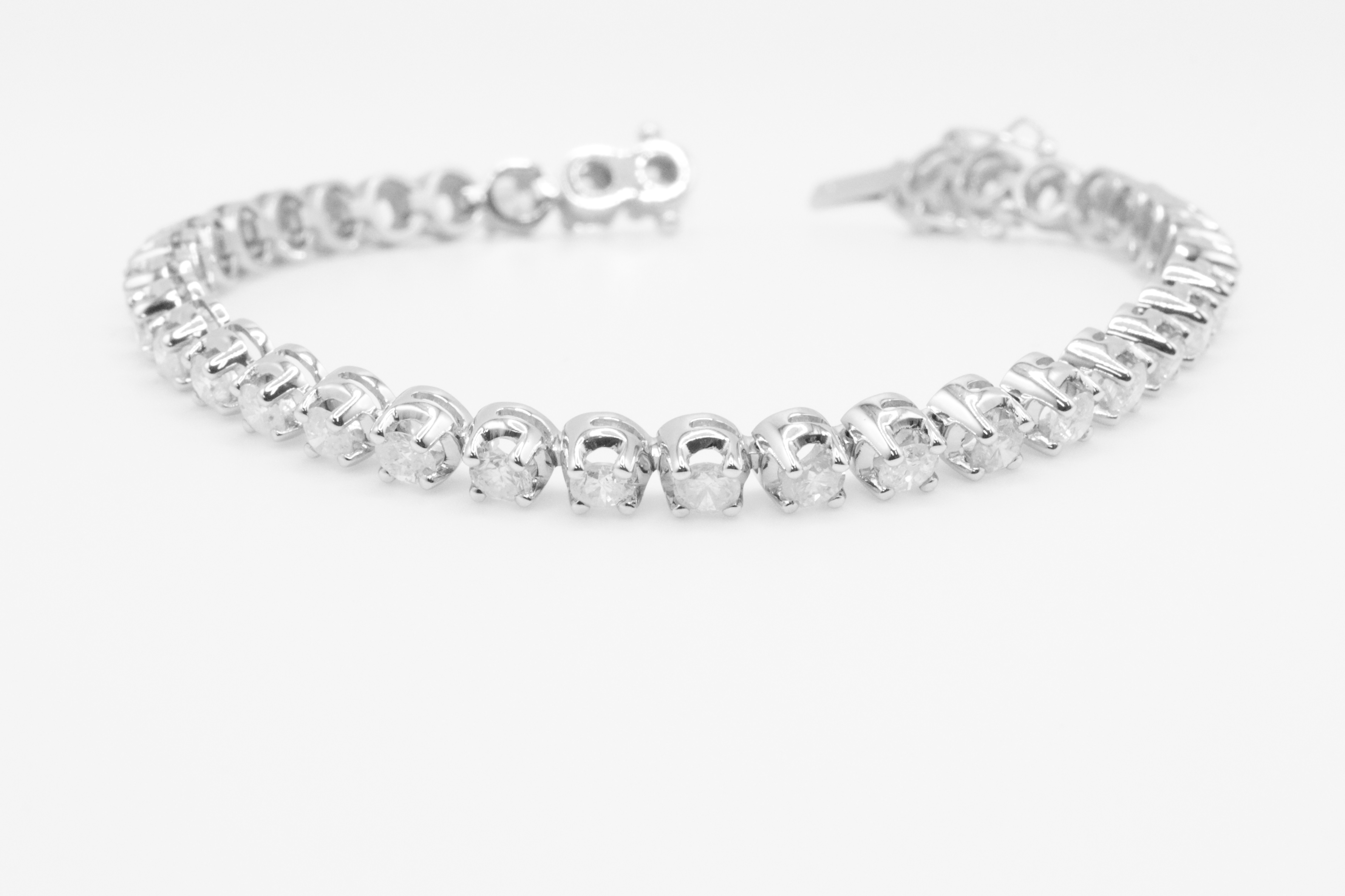 7.0 Carat 18ct White Gold Tennis Bracelet set with Round Brilliant Cut Natural Diamonds - Image 4 of 16