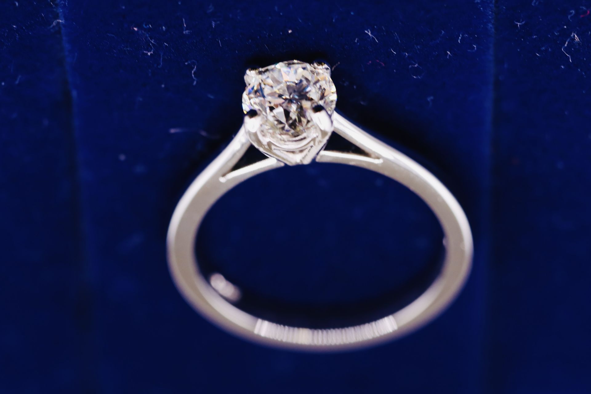 GIA 1.00 Carat Round Brilliant Cut Natural H VVS1 Diamond Ring - Set In A 18ct White Gold Band - Image 2 of 12