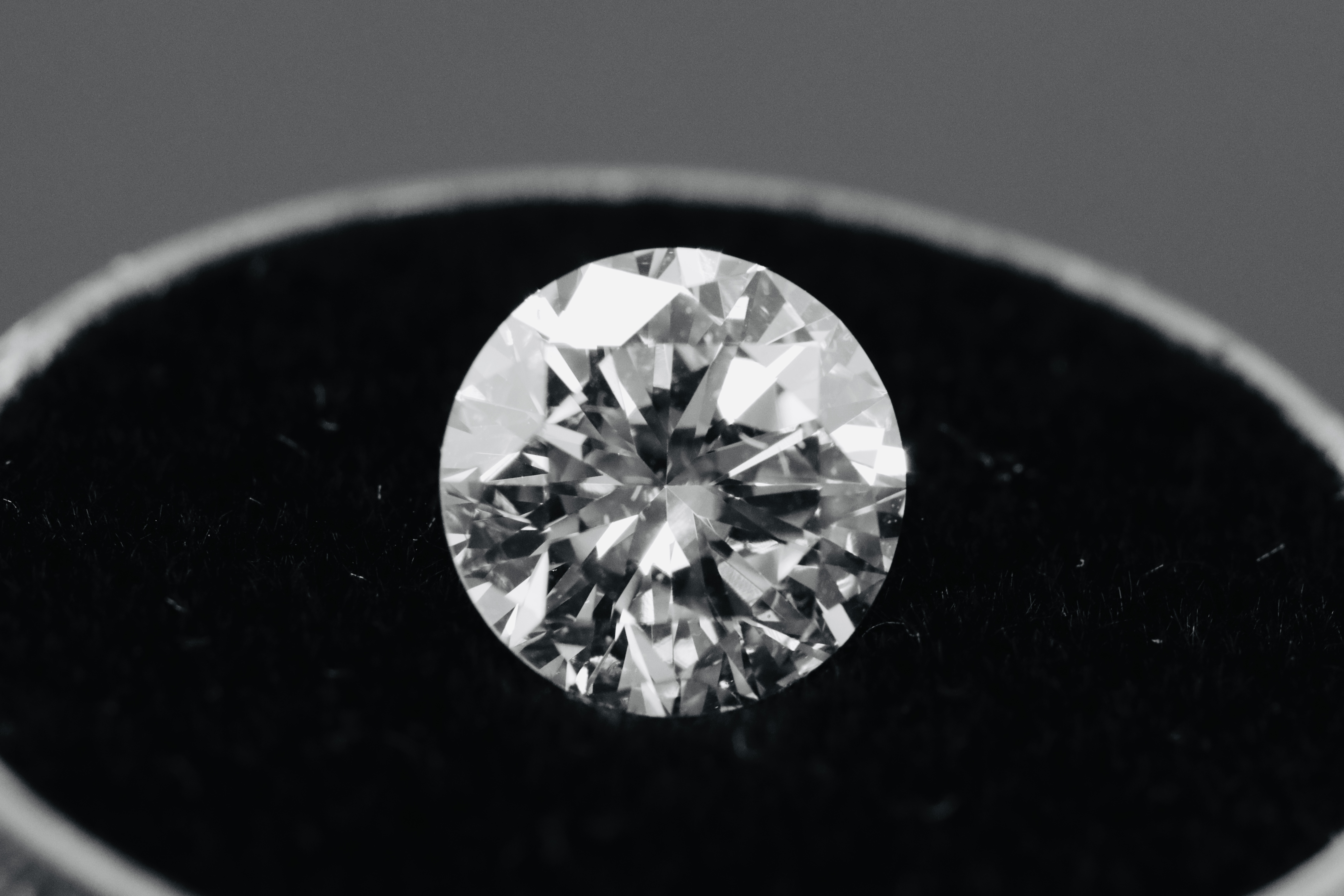 ** ON SALE ** Single - Round Brilliant Cut Natural Diamond 2.15 Carat Colour H Clarity VS1 - Image 10 of 13