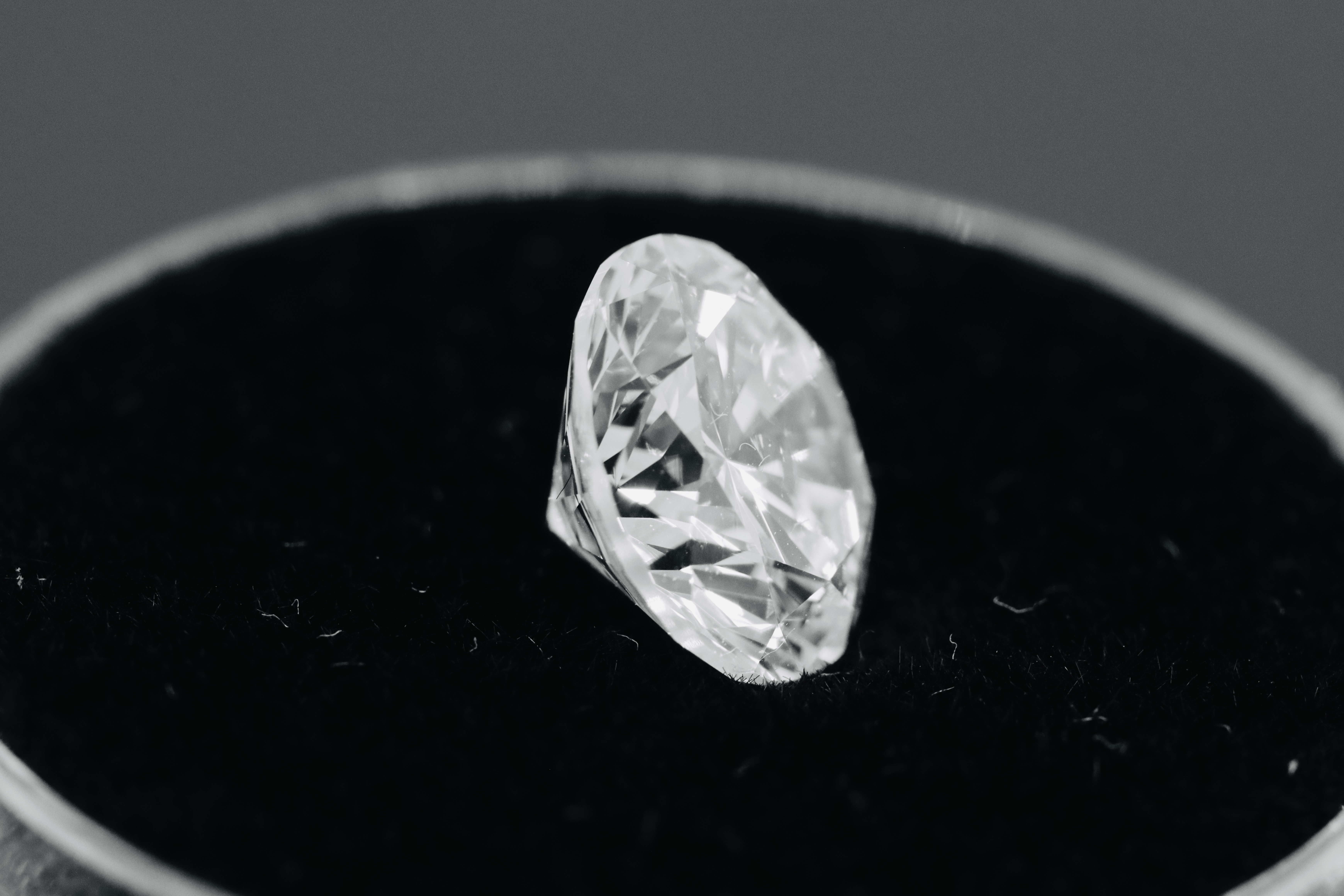 ** ON SALE ** Single - Round Brilliant Cut Natural Diamond 2.15 Carat Colour H Clarity VS1 - Image 9 of 13