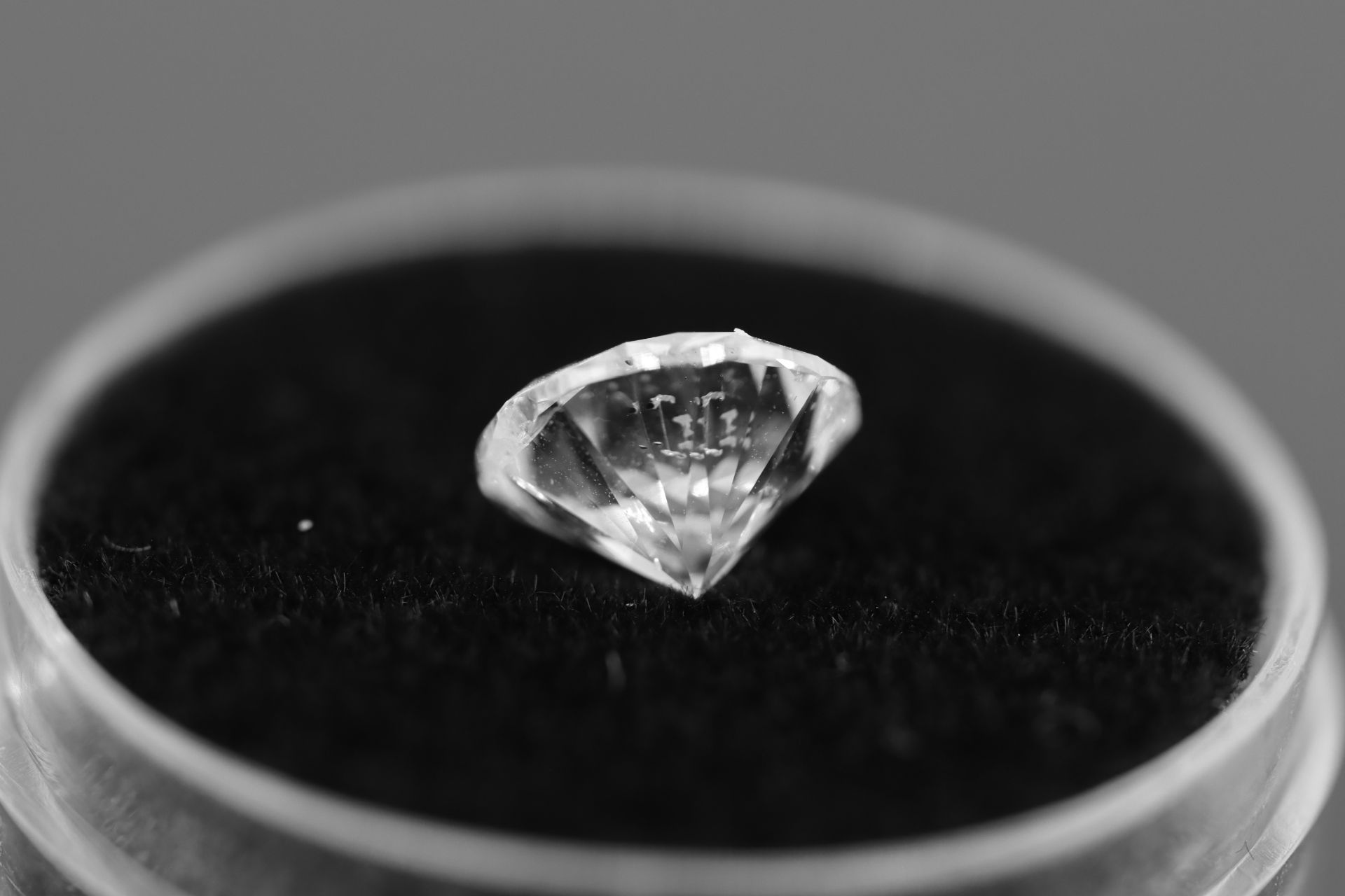 ** ON SALE ** Single - Round Brilliant Cut Natural Diamond 2.01 Carat Colour D Clarity VS1 - Image 7 of 10