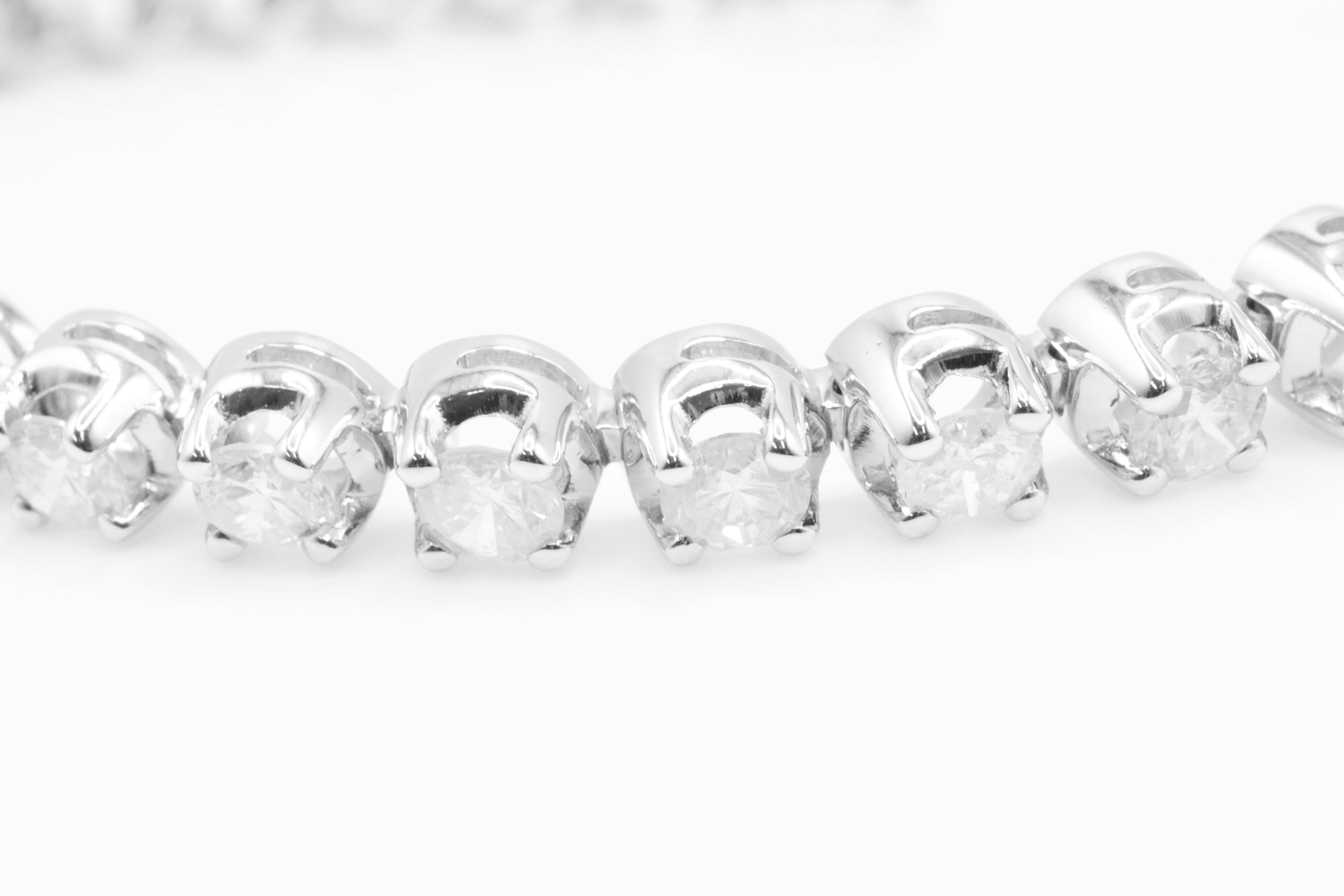 7.0 Carat 18ct White Gold Tennis Bracelet set with Round Brilliant Cut Natural Diamonds - Image 4 of 16