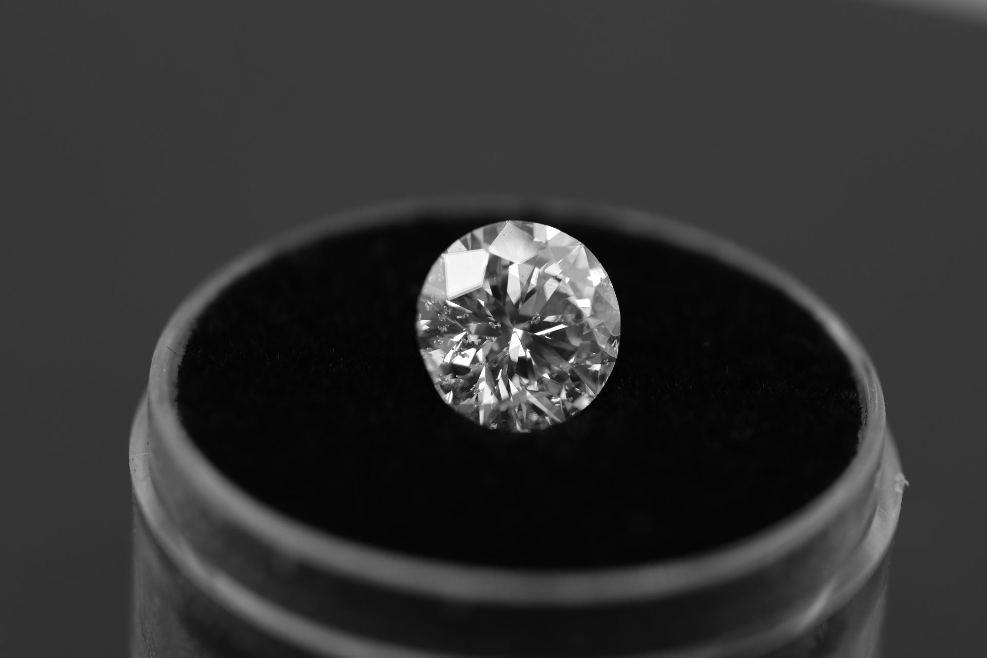 ** ON SALE ** Single - Round Brilliant Cut Natural Diamond 2.01 Carat Colour D Clarity VS1 - Image 5 of 10