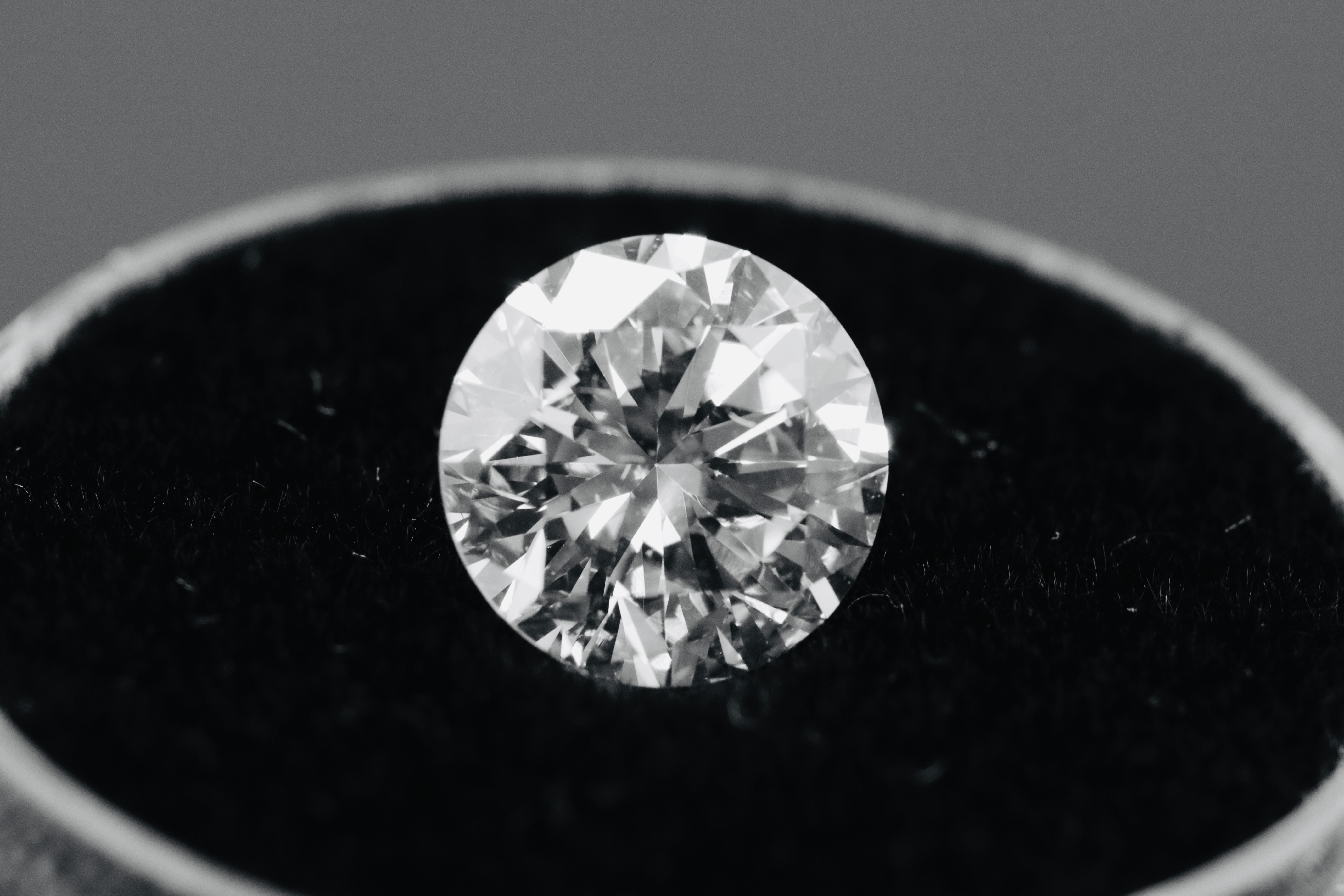 ** ON SALE ** Single - Round Brilliant Cut Natural Diamond 2.15 Carat Colour H Clarity VS1