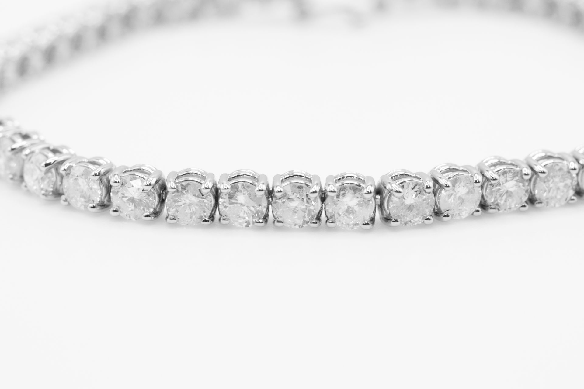 9.0 Carat 18ct White Gold Tennis Bracelet set with Round Brilliant Cut Natural Diamonds - Image 2 of 17